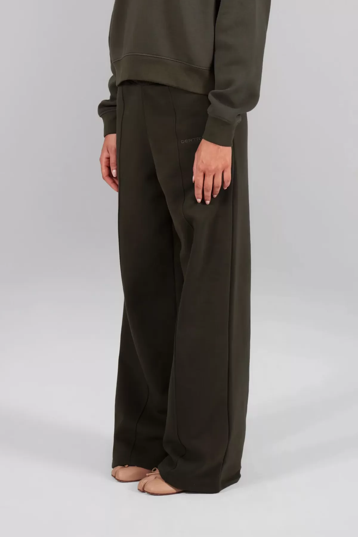 Jogging femme confort large - Collection Gertrude by Emma | Modèle détente oversize en promotion éclair

Alternative possible : 
Pantalon de sport oversize Gertrude | Ligne Emma en soldes exclusives - Coupe aérée jusqu'à -60%

Variante plus stylisée :
Jogging tendance décontractée Emma x Gertrude | Taille généreuse pour mouvements fluides - Liquidations express
