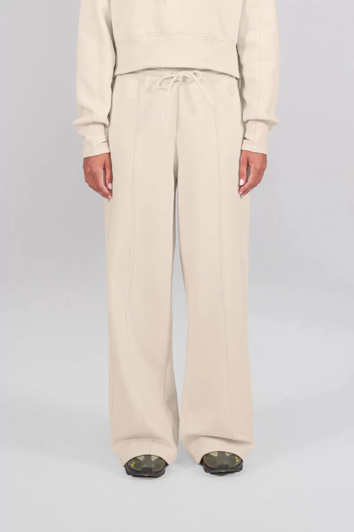 Jogging ample femme – Coupe détente en tissu respirant (Modèle Emma-Gertrude, Nouvelle Collection) Détails tendance avec poches pratiques