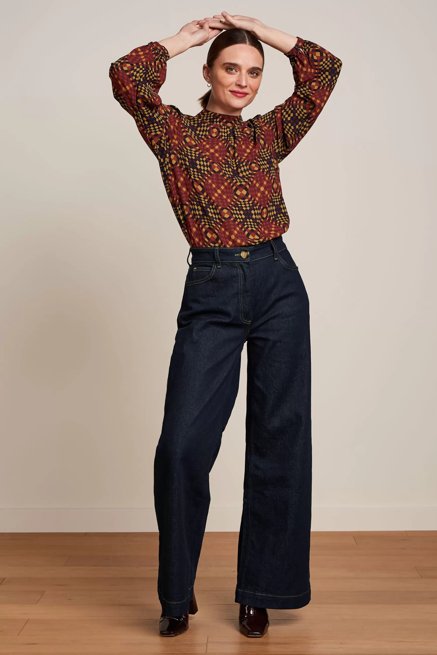 Découvrez l'élégance décontractée - Haut Phoebe King Louie pour femme, broderie zesty rafraîchissante. Modèle confortable en lin respirant, coupe moderne pour sorties estivales. Disponible en coloris vibrants.