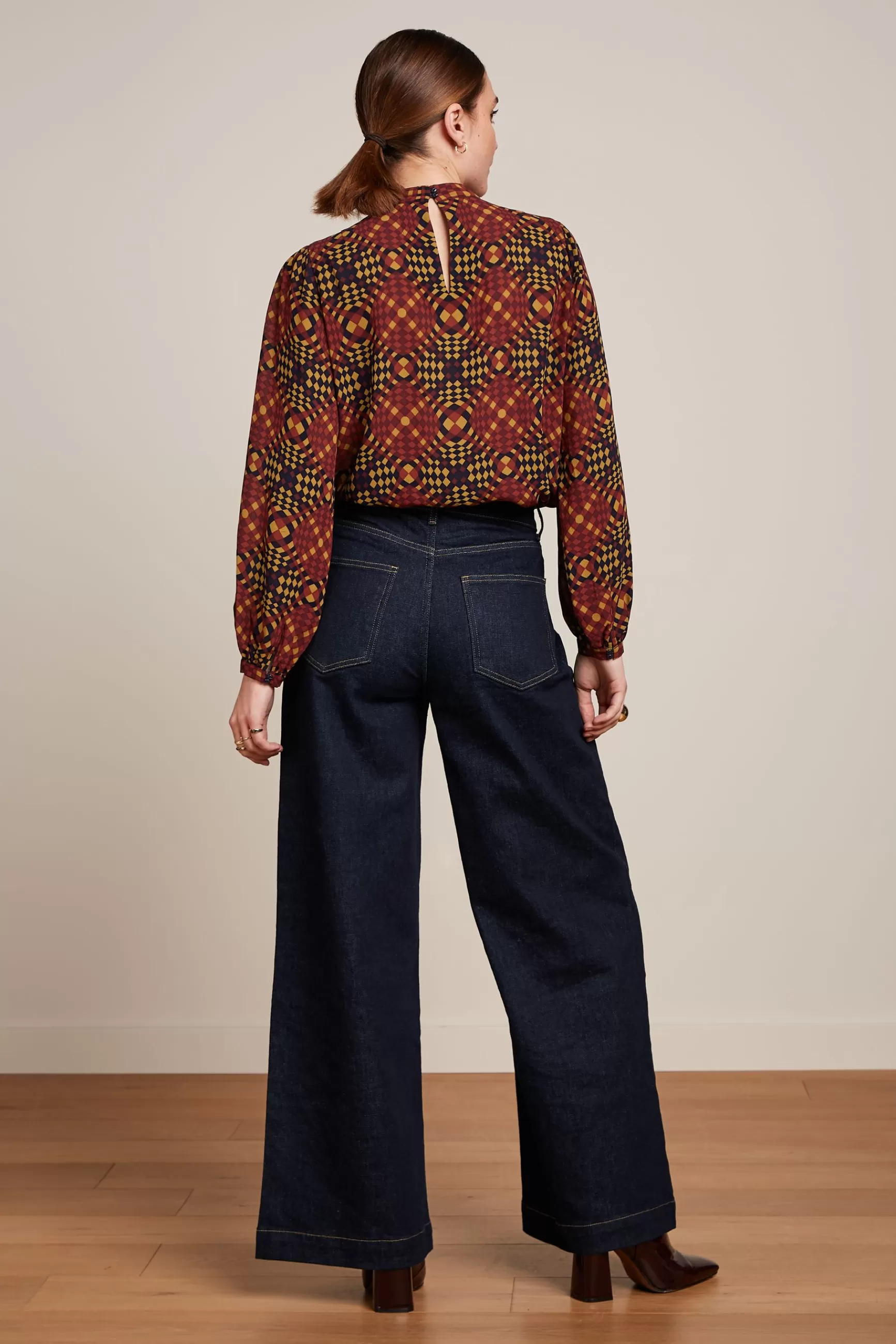 Découvrez l'élégance décontractée - Haut Phoebe King Louie pour femme, broderie zesty rafraîchissante. Modèle confortable en lin respirant, coupe moderne pour sorties estivales. Disponible en coloris vibrants.