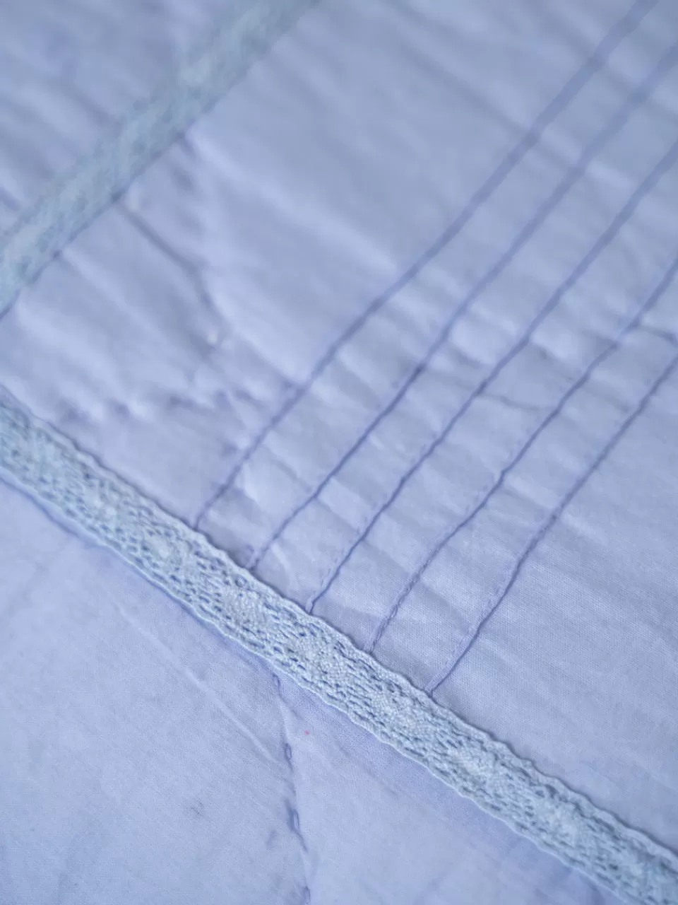 Couette à plis élégante - Soldes printanières chez April Cornell avec motifs délicats