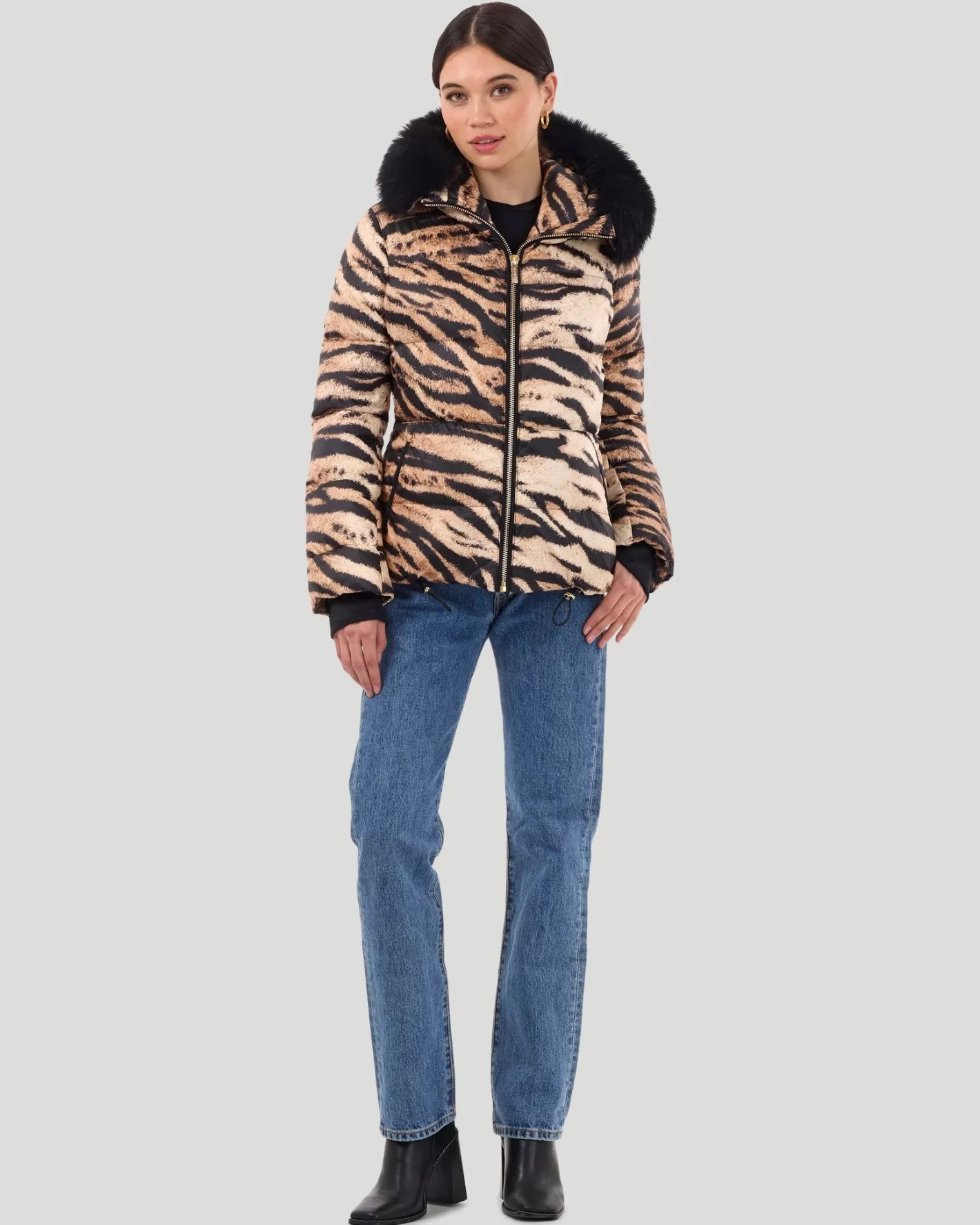 Veste femme élégante GORSKI Montréal – Doudoune imprimée après-ski avec capuche amovible en agneau shearling toscan – Motifs graphiques uniques et détails chaleureux pour vos sorties montagnardes