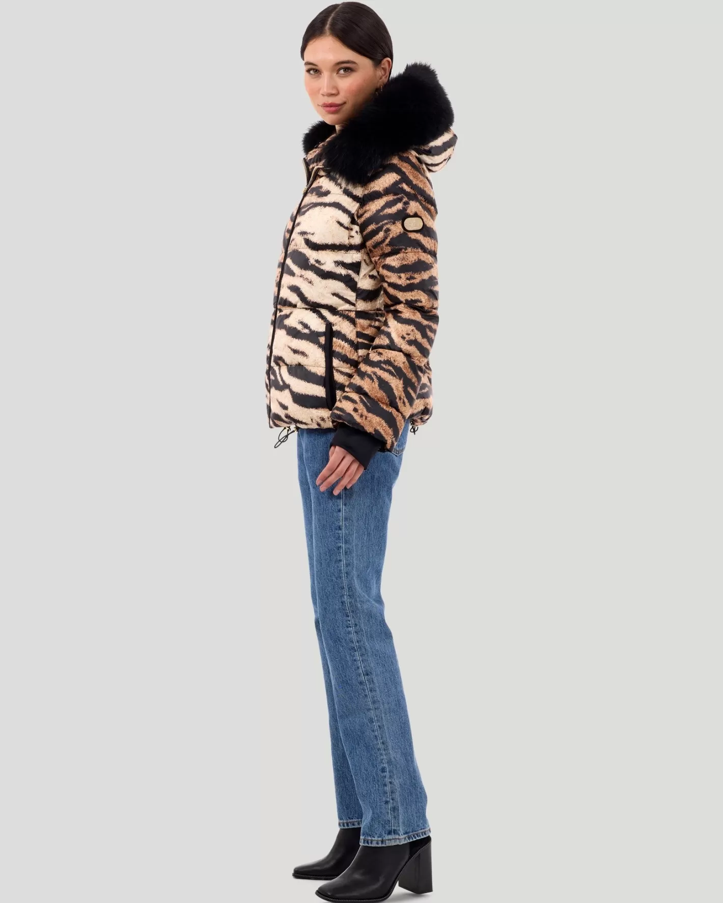Veste femme élégante GORSKI Montréal – Doudoune imprimée après-ski avec capuche amovible en agneau shearling toscan – Motifs graphiques uniques et détails chaleureux pour vos sorties montagnardes
