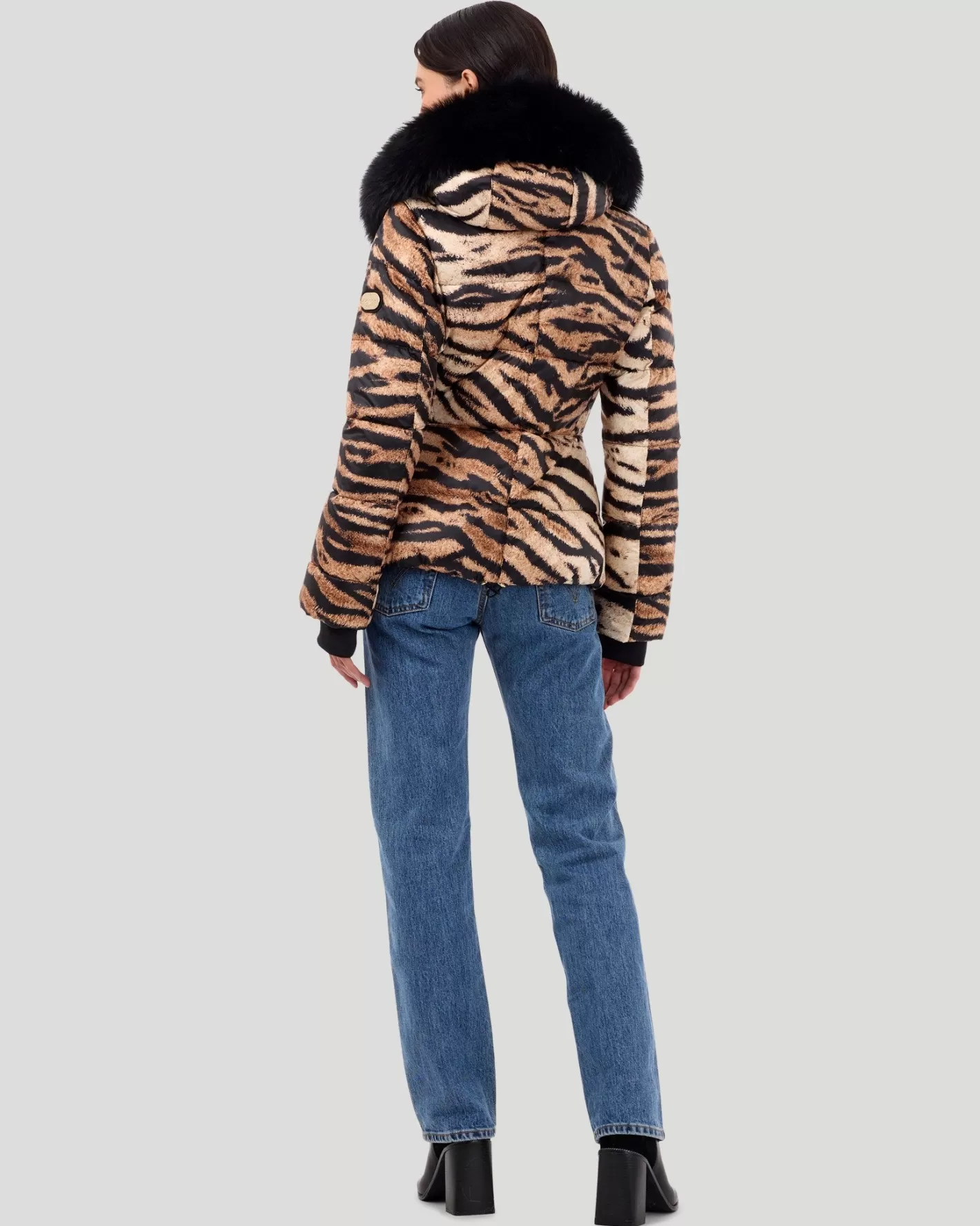 Veste femme élégante GORSKI Montréal – Doudoune imprimée après-ski avec capuche amovible en agneau shearling toscan – Motifs graphiques uniques et détails chaleureux pour vos sorties montagnardes