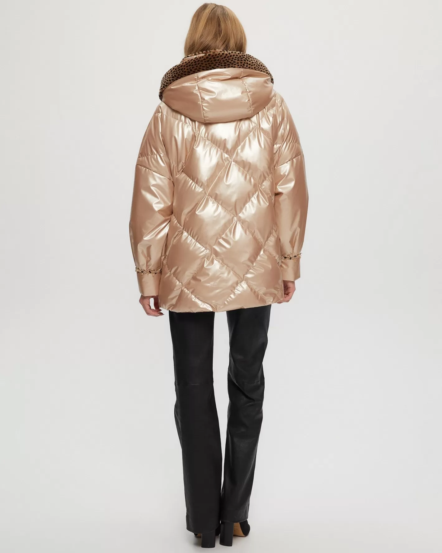 Doudoune matelassée GORSKI Montréal - Col en agneau shearling et capuche doublure premium pour femme 

(Version alternative plus stylisée :  
Parka hiver féminine GORSKI - Coupe urbaine matelassée avec col en peau d'agneau et capuche ajustable - Confort chic)