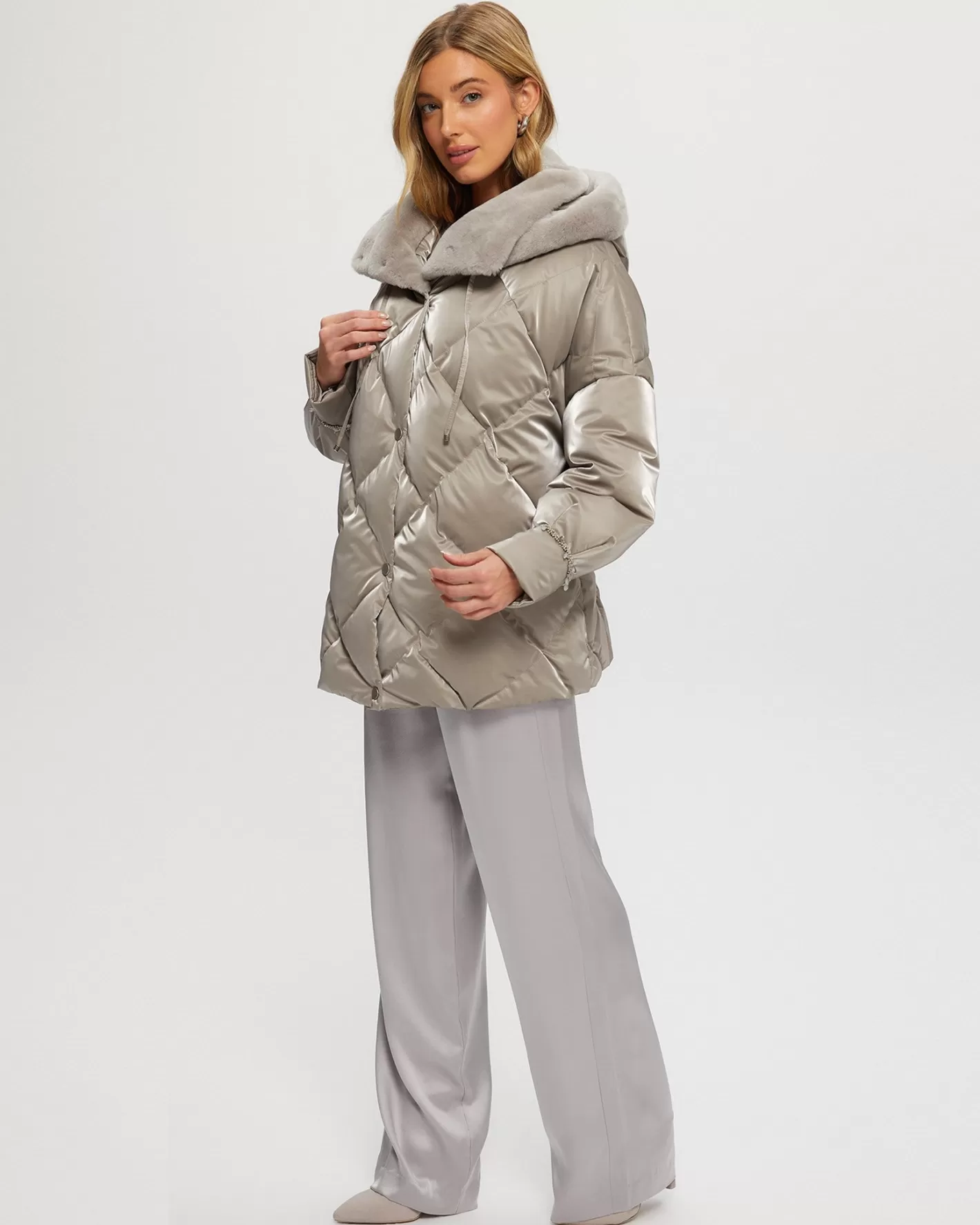 Doudoune matelassée GORSKI Montréal - Col en agneau shearling et capuche doublure premium pour femme 

(Version alternative plus stylisée :  
Parka hiver féminine GORSKI - Coupe urbaine matelassée avec col en peau d'agneau et capuche ajustable - Confort chic)