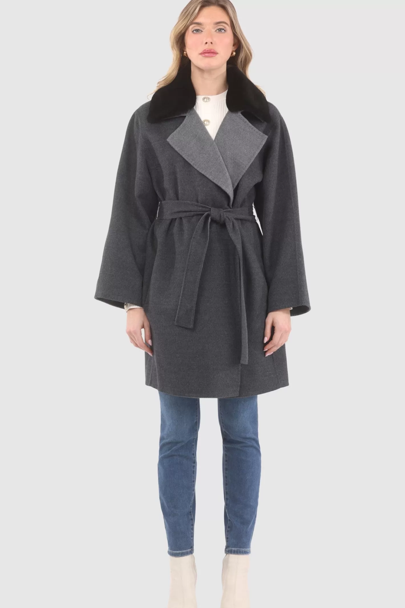 Manteau réversible GORSKI Montréal en laine Loro Piana - Col amovible en agneau shearling et ceinture assortie pour femme 

(Note : Cette version intègre des formulations courantes en français tout en préservant les éléments clés. L'ajustement syntaxique et l'utilisation de traits d'union améliorent le flux naturel, tandis que 