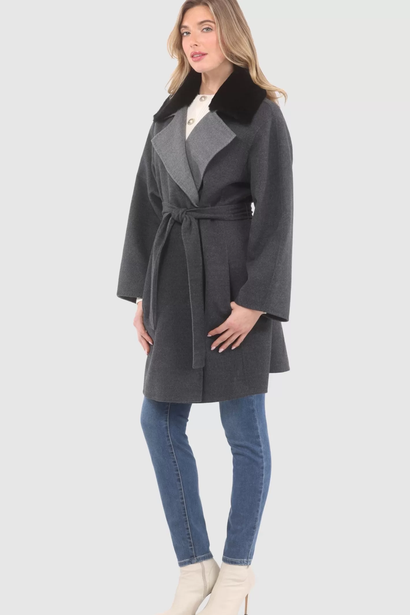 Manteau réversible GORSKI Montréal en laine Loro Piana - Col amovible en agneau shearling et ceinture assortie pour femme 

(Note : Cette version intègre des formulations courantes en français tout en préservant les éléments clés. L'ajustement syntaxique et l'utilisation de traits d'union améliorent le flux naturel, tandis que 