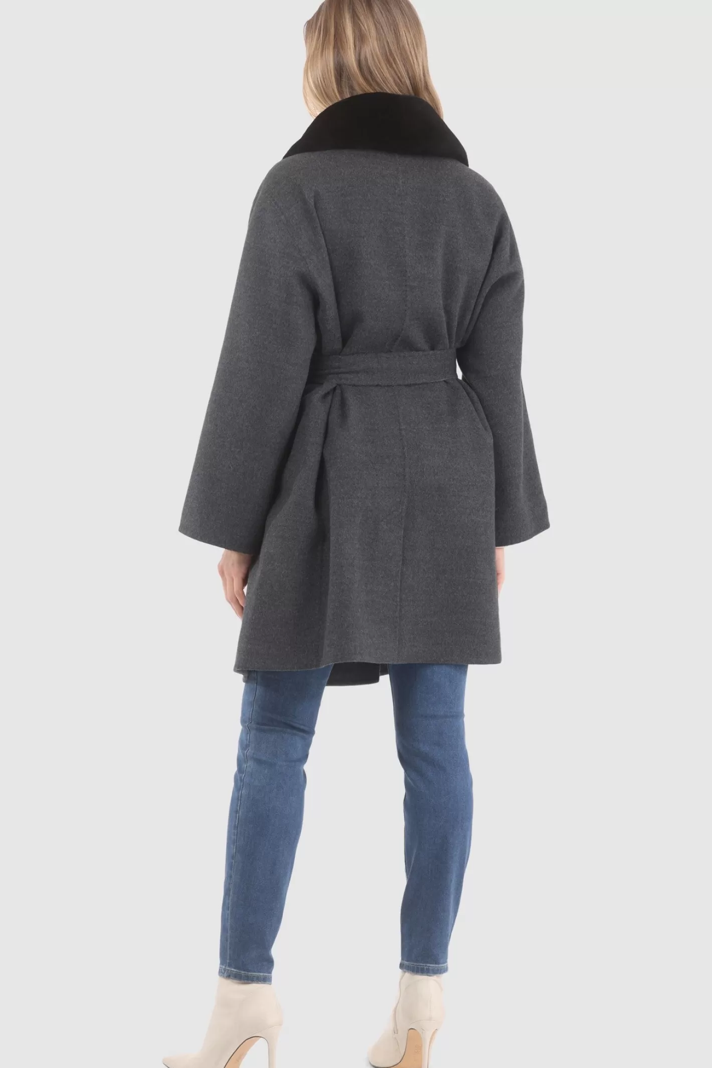 Manteau réversible GORSKI Montréal en laine Loro Piana - Col amovible en agneau shearling et ceinture assortie pour femme 

(Note : Cette version intègre des formulations courantes en français tout en préservant les éléments clés. L'ajustement syntaxique et l'utilisation de traits d'union améliorent le flux naturel, tandis que 