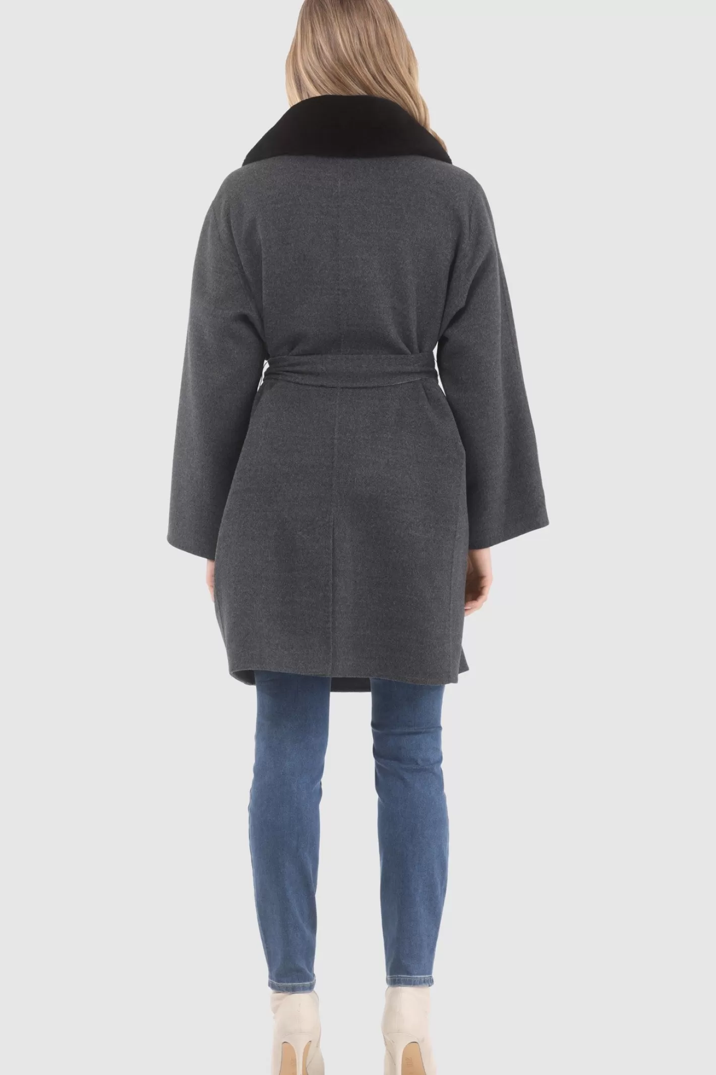 Manteau réversible GORSKI Montréal en laine Loro Piana - Col amovible en agneau shearling et ceinture assortie pour femme 

(Note : Cette version intègre des formulations courantes en français tout en préservant les éléments clés. L'ajustement syntaxique et l'utilisation de traits d'union améliorent le flux naturel, tandis que 