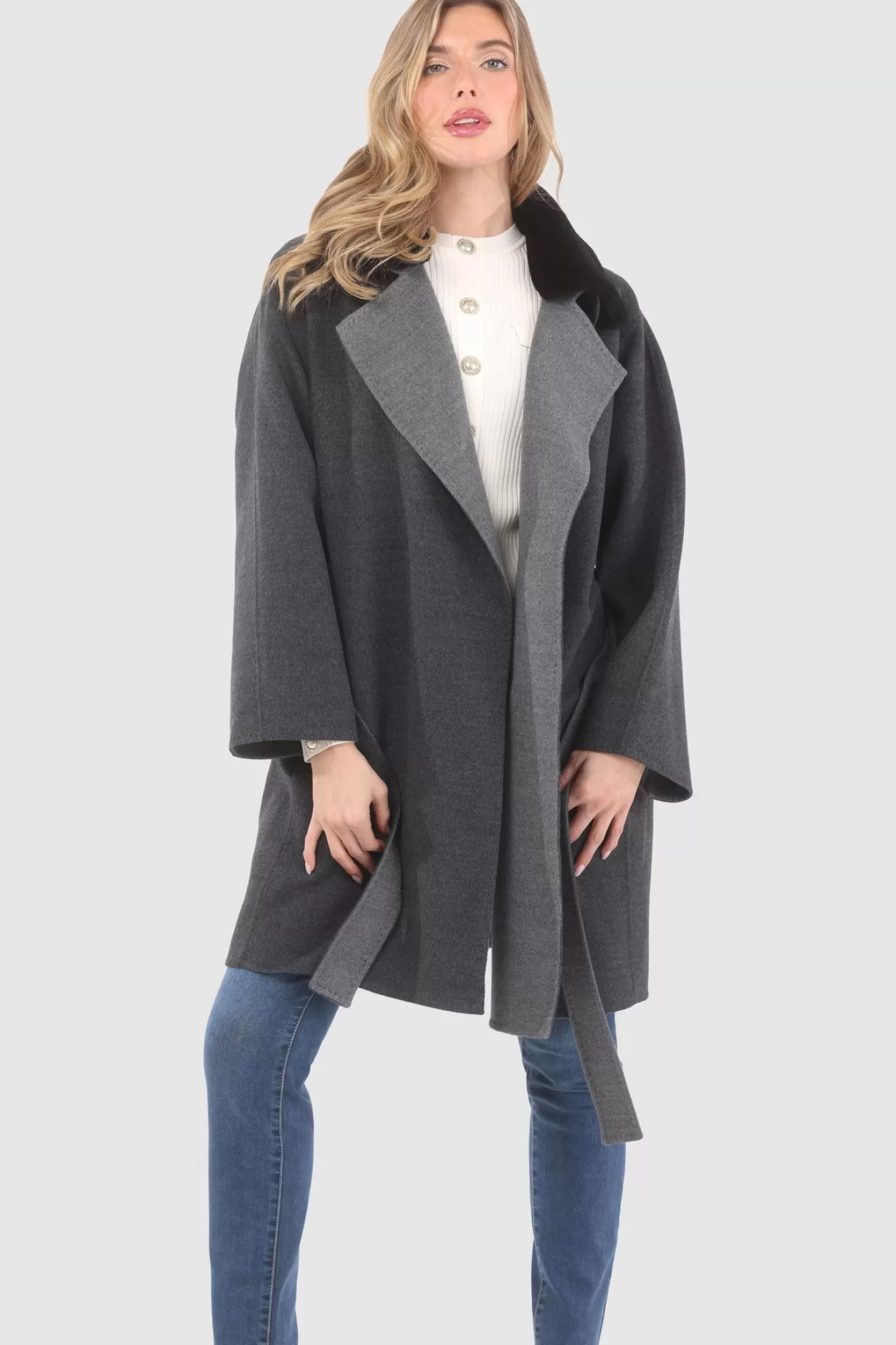 Manteau réversible GORSKI Montréal en laine Loro Piana - Col amovible en agneau shearling et ceinture assortie pour femme 

(Note : Cette version intègre des formulations courantes en français tout en préservant les éléments clés. L'ajustement syntaxique et l'utilisation de traits d'union améliorent le flux naturel, tandis que 