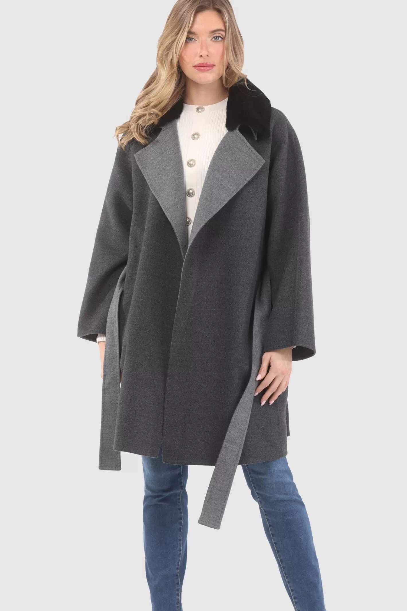 Manteau réversible GORSKI Montréal en laine Loro Piana - Col amovible en agneau shearling et ceinture assortie pour femme 

(Note : Cette version intègre des formulations courantes en français tout en préservant les éléments clés. L'ajustement syntaxique et l'utilisation de traits d'union améliorent le flux naturel, tandis que 