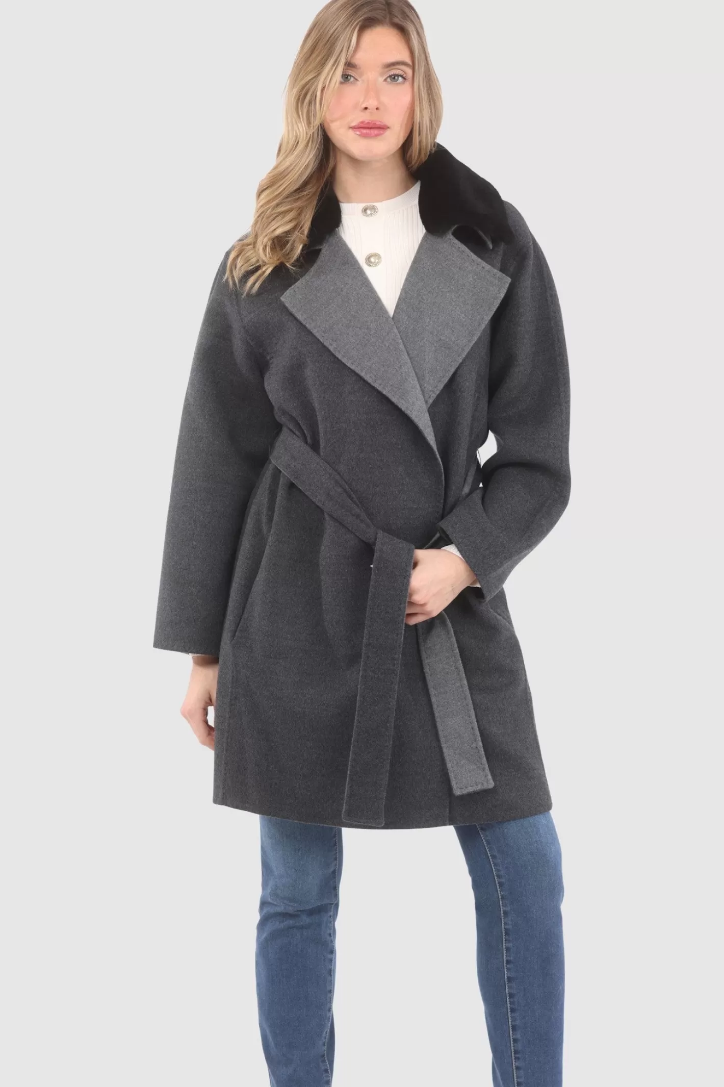 Manteau réversible GORSKI Montréal en laine Loro Piana - Col amovible en agneau shearling et ceinture assortie pour femme 

(Note : Cette version intègre des formulations courantes en français tout en préservant les éléments clés. L'ajustement syntaxique et l'utilisation de traits d'union améliorent le flux naturel, tandis que 