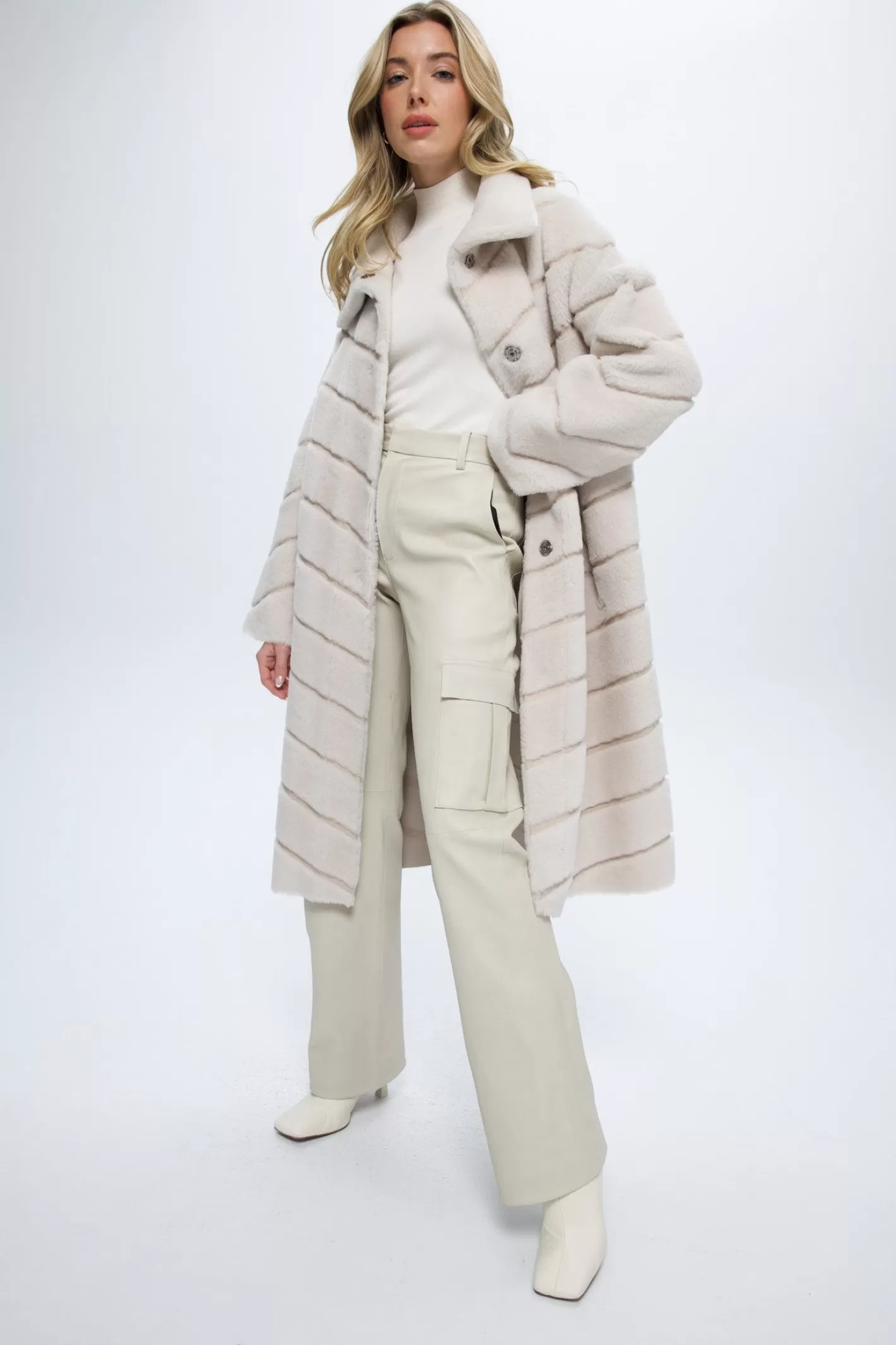 Manteau court réversible GORSKI en laine mérinos et agneau shearling - Design chevron intemporel avec détails montréalais pour femme