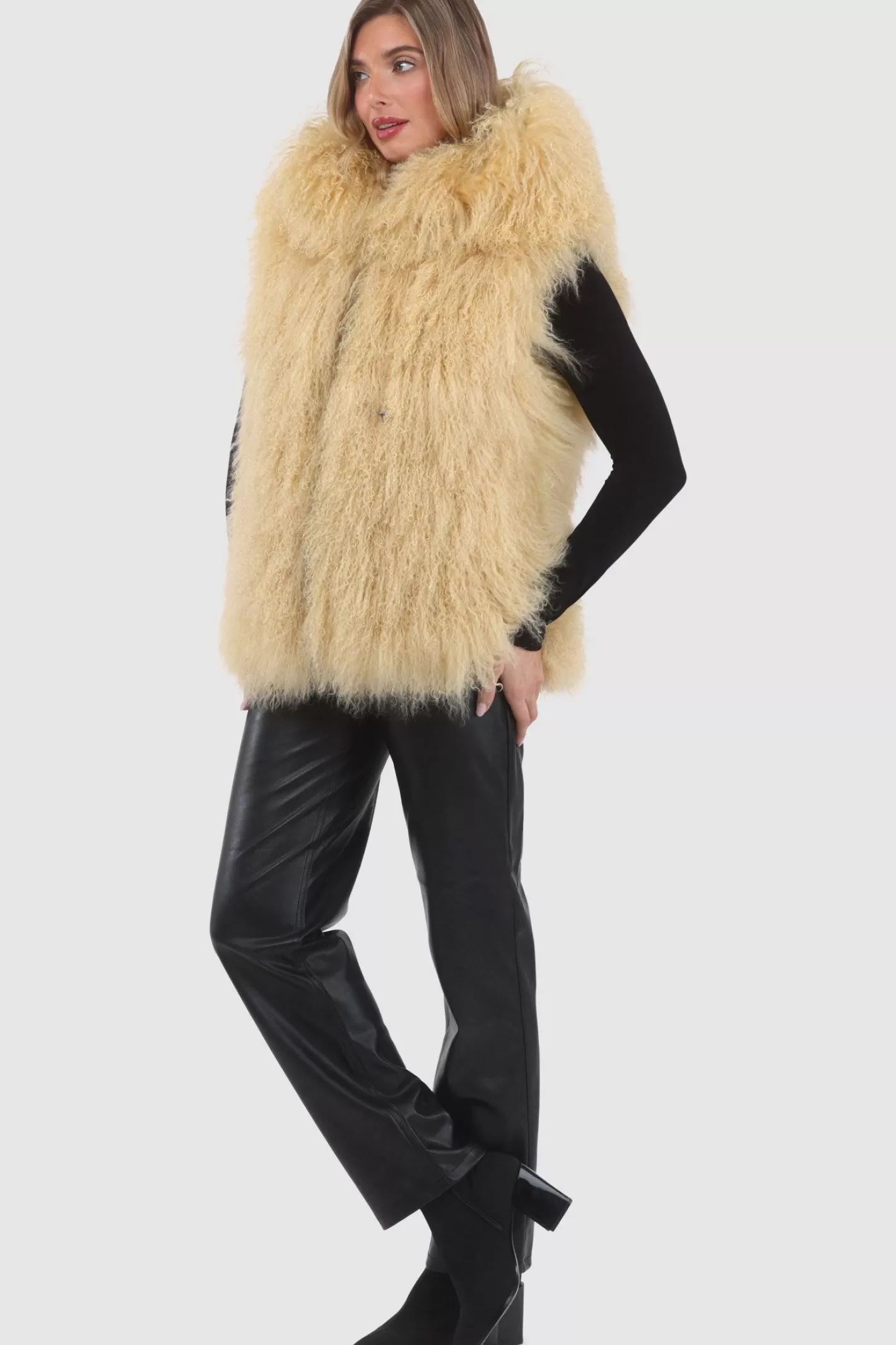 Veste réversible femme GORSKI Montréal - Édition exclusive en agneau shearling mongol avec doublure en laine et cachemire Loro Piana - Confort hiver et élégance intemporelle 

(Note : J'ai restructuré la phrase pour une lecture plus fluide, ajouté des termes évocateurs comme 