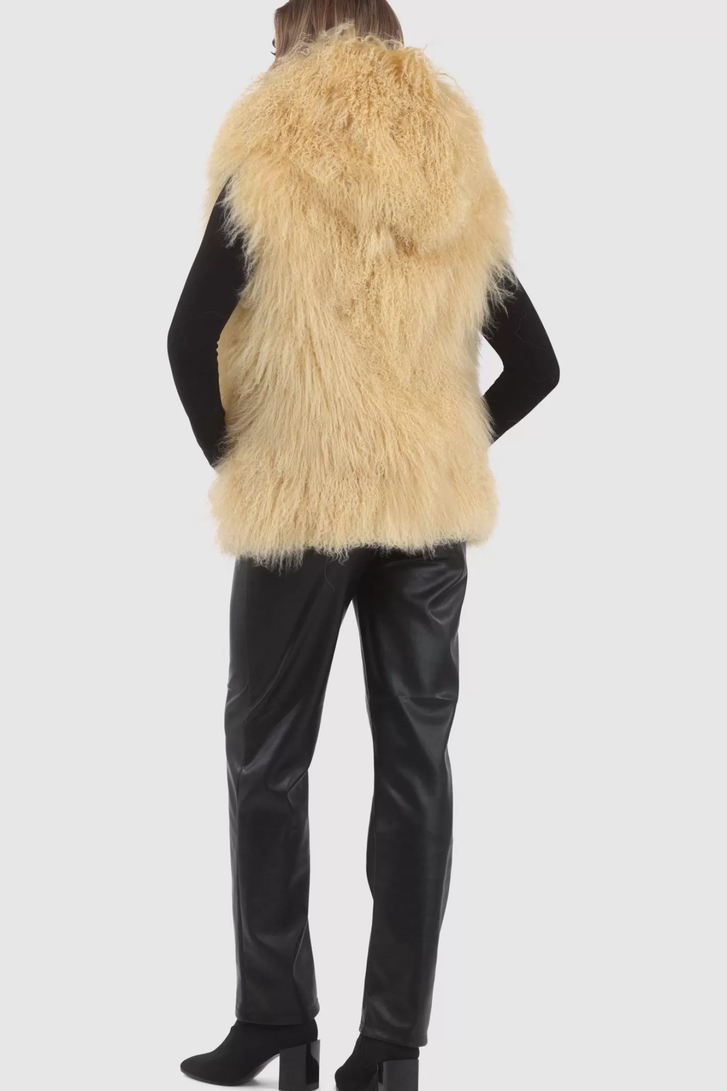 Veste réversible femme GORSKI Montréal - Édition exclusive en agneau shearling mongol avec doublure en laine et cachemire Loro Piana - Confort hiver et élégance intemporelle 

(Note : J'ai restructuré la phrase pour une lecture plus fluide, ajouté des termes évocateurs comme 