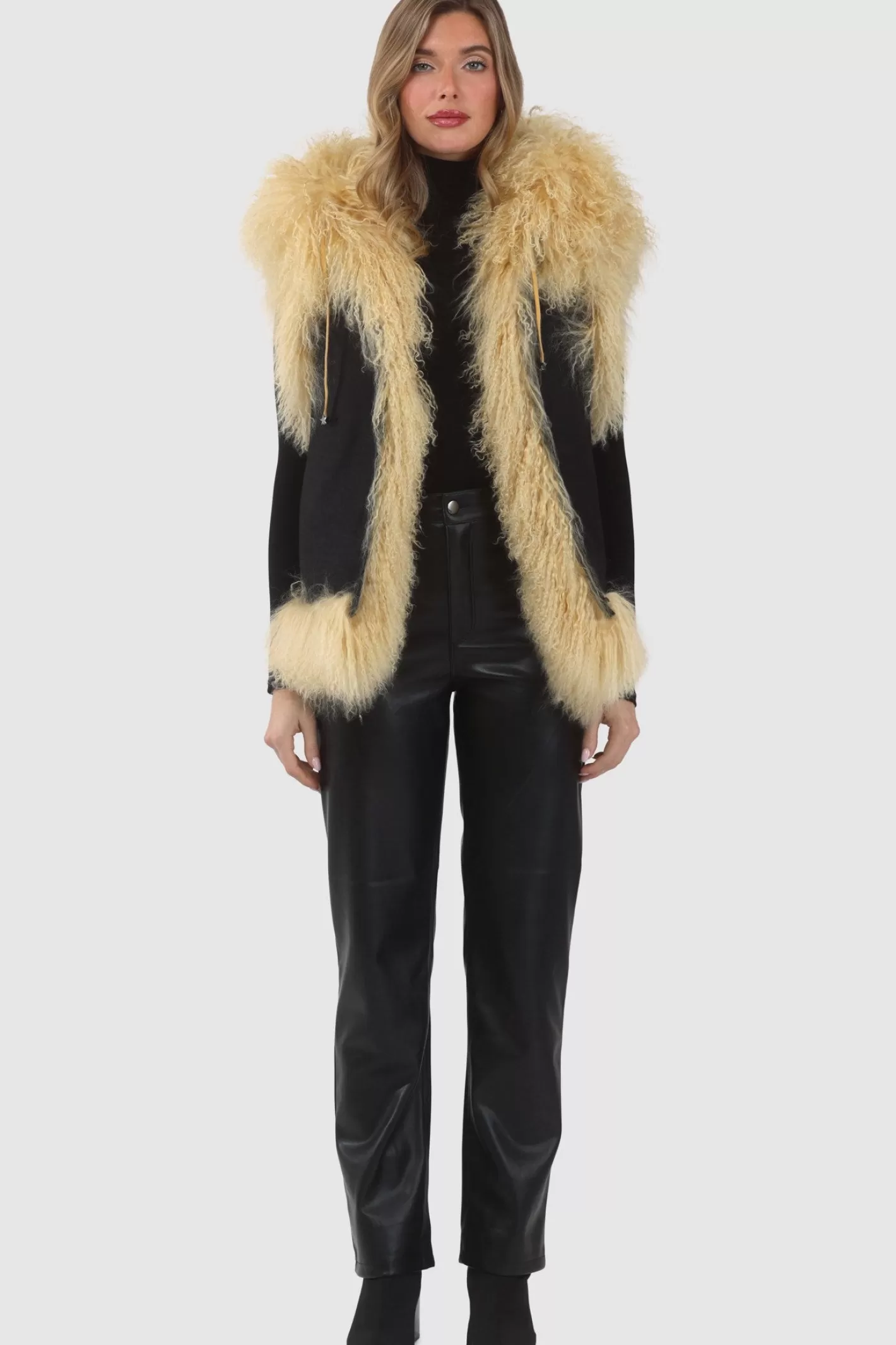 Veste réversible femme GORSKI Montréal - Édition exclusive en agneau shearling mongol avec doublure en laine et cachemire Loro Piana - Confort hiver et élégance intemporelle 

(Note : J'ai restructuré la phrase pour une lecture plus fluide, ajouté des termes évocateurs comme 
