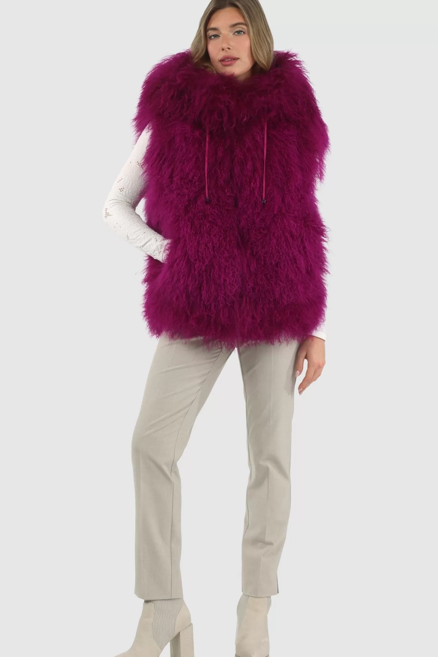 Veste réversible femme GORSKI Montréal - Édition exclusive en agneau shearling mongol avec doublure en laine et cachemire Loro Piana - Confort hiver et élégance intemporelle 

(Note : J'ai restructuré la phrase pour une lecture plus fluide, ajouté des termes évocateurs comme 