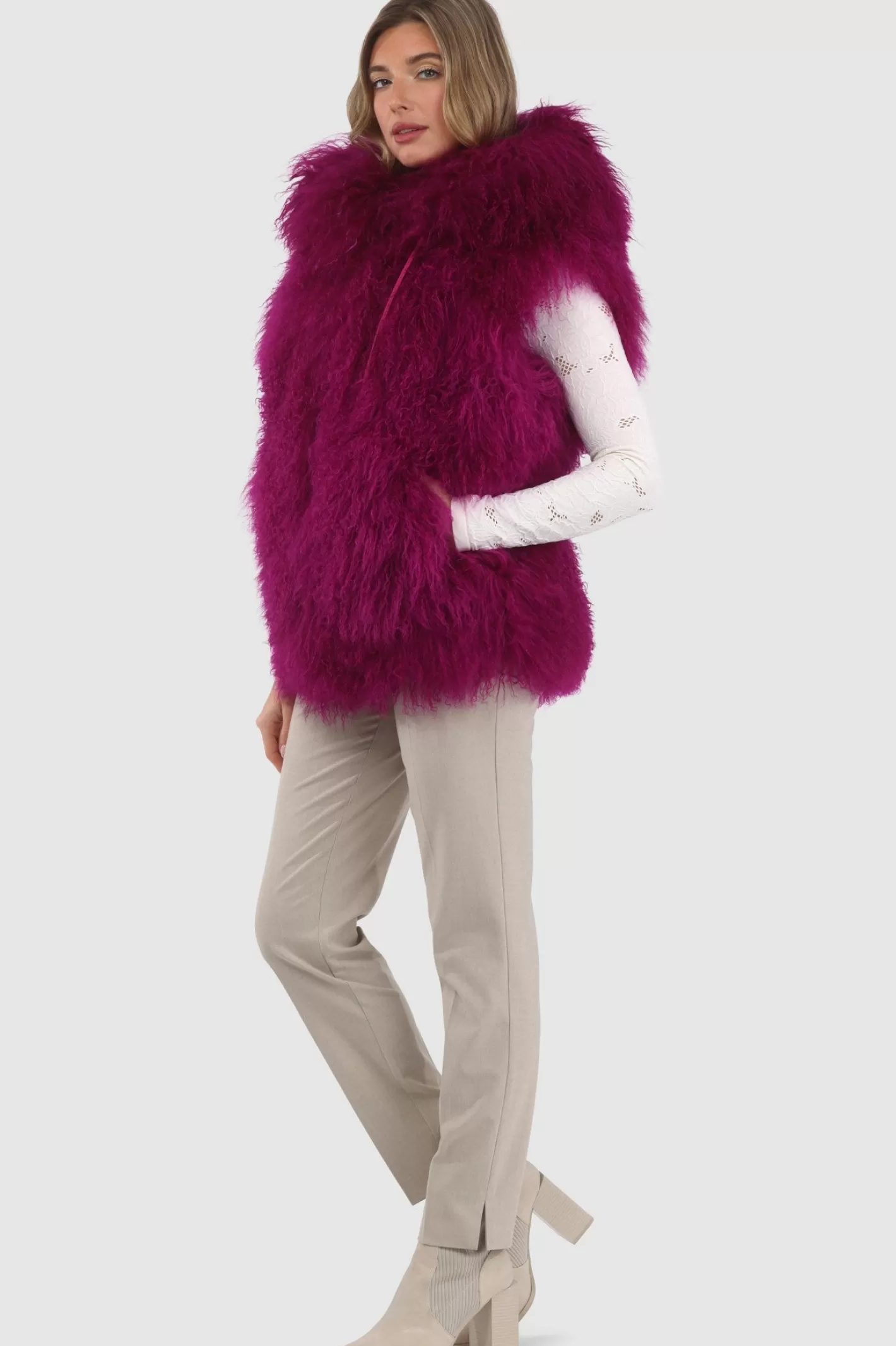Veste réversible femme GORSKI Montréal - Édition exclusive en agneau shearling mongol avec doublure en laine et cachemire Loro Piana - Confort hiver et élégance intemporelle 

(Note : J'ai restructuré la phrase pour une lecture plus fluide, ajouté des termes évocateurs comme 