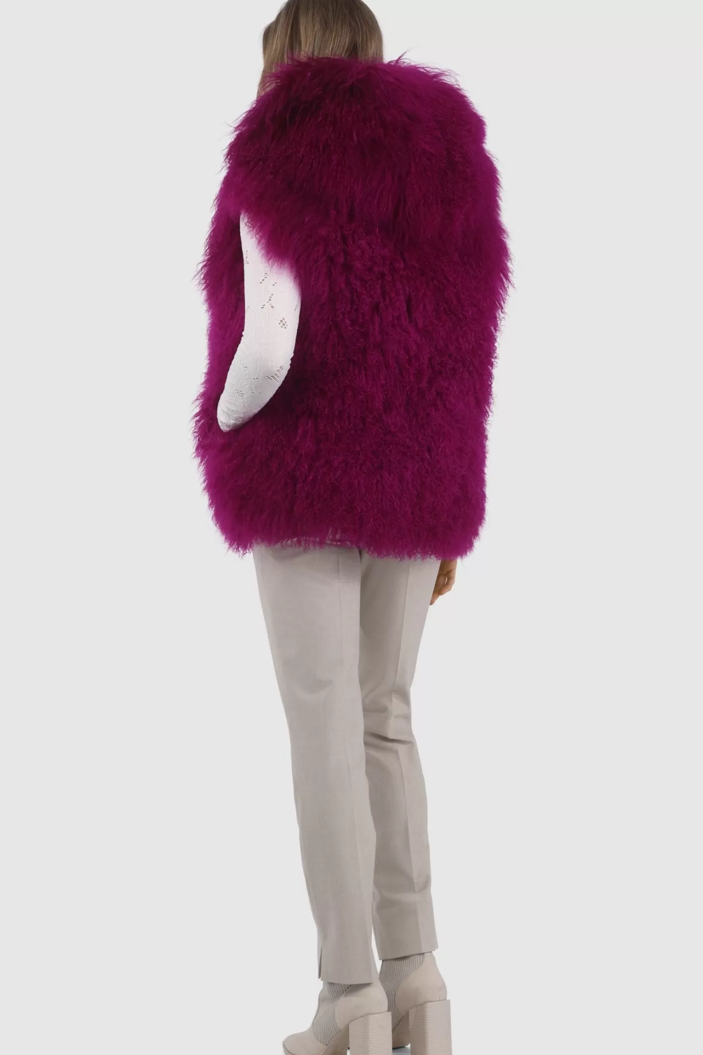 Veste réversible femme GORSKI Montréal - Édition exclusive en agneau shearling mongol avec doublure en laine et cachemire Loro Piana - Confort hiver et élégance intemporelle 

(Note : J'ai restructuré la phrase pour une lecture plus fluide, ajouté des termes évocateurs comme 