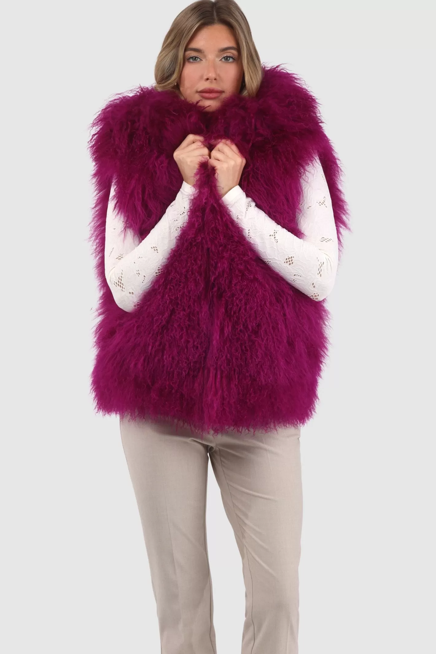 Veste réversible femme GORSKI Montréal - Édition exclusive en agneau shearling mongol avec doublure en laine et cachemire Loro Piana - Confort hiver et élégance intemporelle 

(Note : J'ai restructuré la phrase pour une lecture plus fluide, ajouté des termes évocateurs comme 