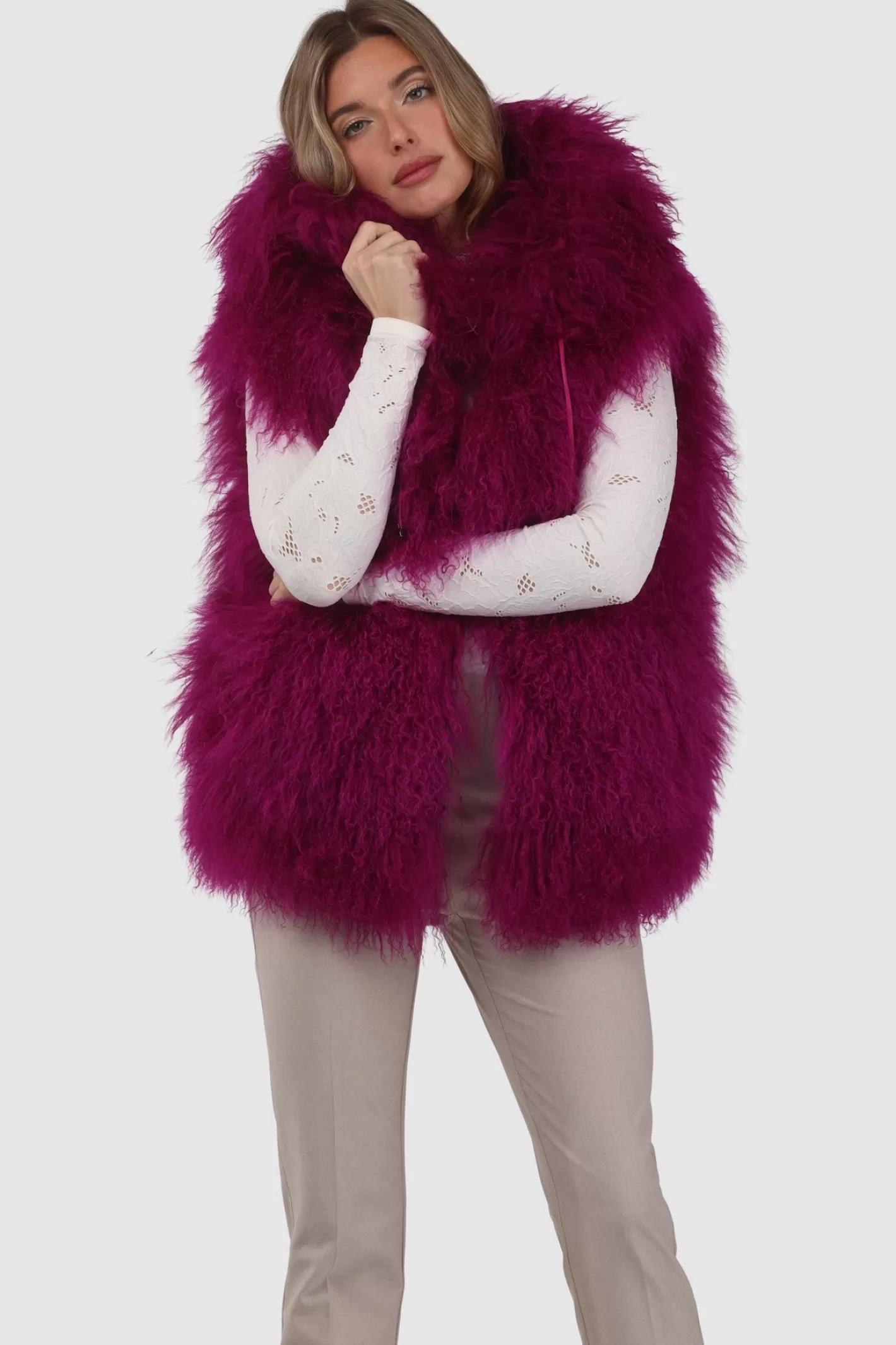 Veste réversible femme GORSKI Montréal - Édition exclusive en agneau shearling mongol avec doublure en laine et cachemire Loro Piana - Confort hiver et élégance intemporelle 

(Note : J'ai restructuré la phrase pour une lecture plus fluide, ajouté des termes évocateurs comme 
