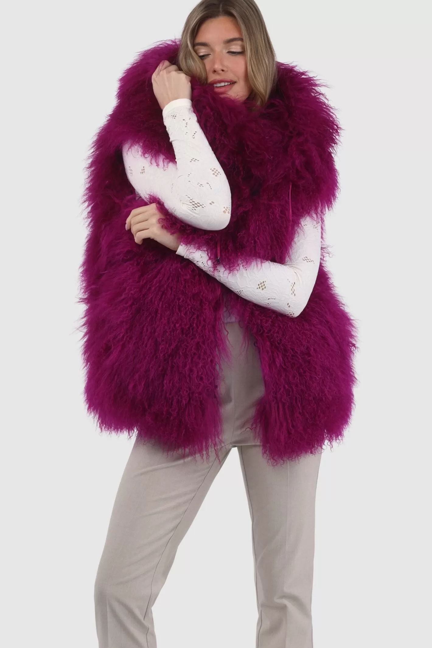 Veste réversible femme GORSKI Montréal - Édition exclusive en agneau shearling mongol avec doublure en laine et cachemire Loro Piana - Confort hiver et élégance intemporelle 

(Note : J'ai restructuré la phrase pour une lecture plus fluide, ajouté des termes évocateurs comme 