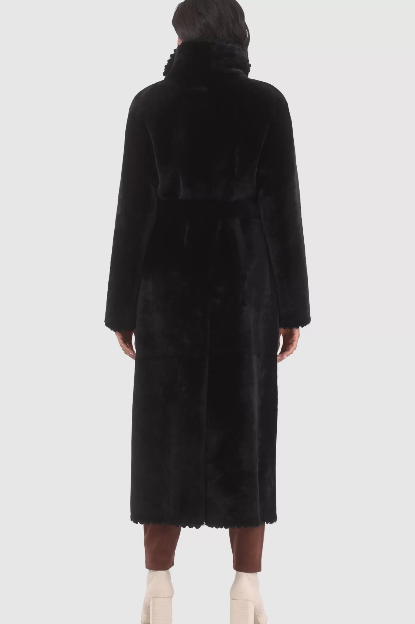 Manteau réversible en agneau shearling GORSKI Montréal – Broderies délicates et ceinture ajustable pour un style urbain raffiné. Pièce incontournable de la collection Select pour femme.