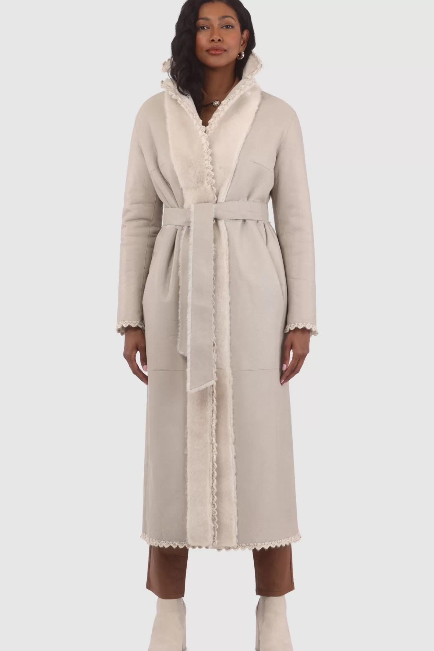 Manteau réversible en agneau shearling GORSKI Montréal – Broderies délicates et ceinture ajustable pour un style urbain raffiné. Pièce incontournable de la collection Select pour femme.