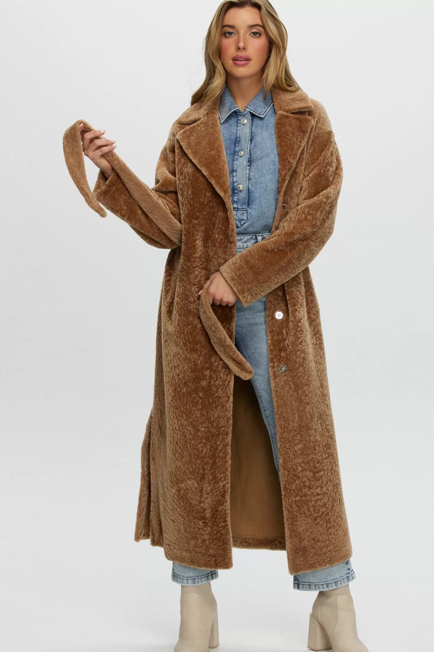 Manteau réversible en agneau shearling élégant avec fentes latérales ajustables et ceinture assortie - Collection exclusive Maison GORSKI Montréal