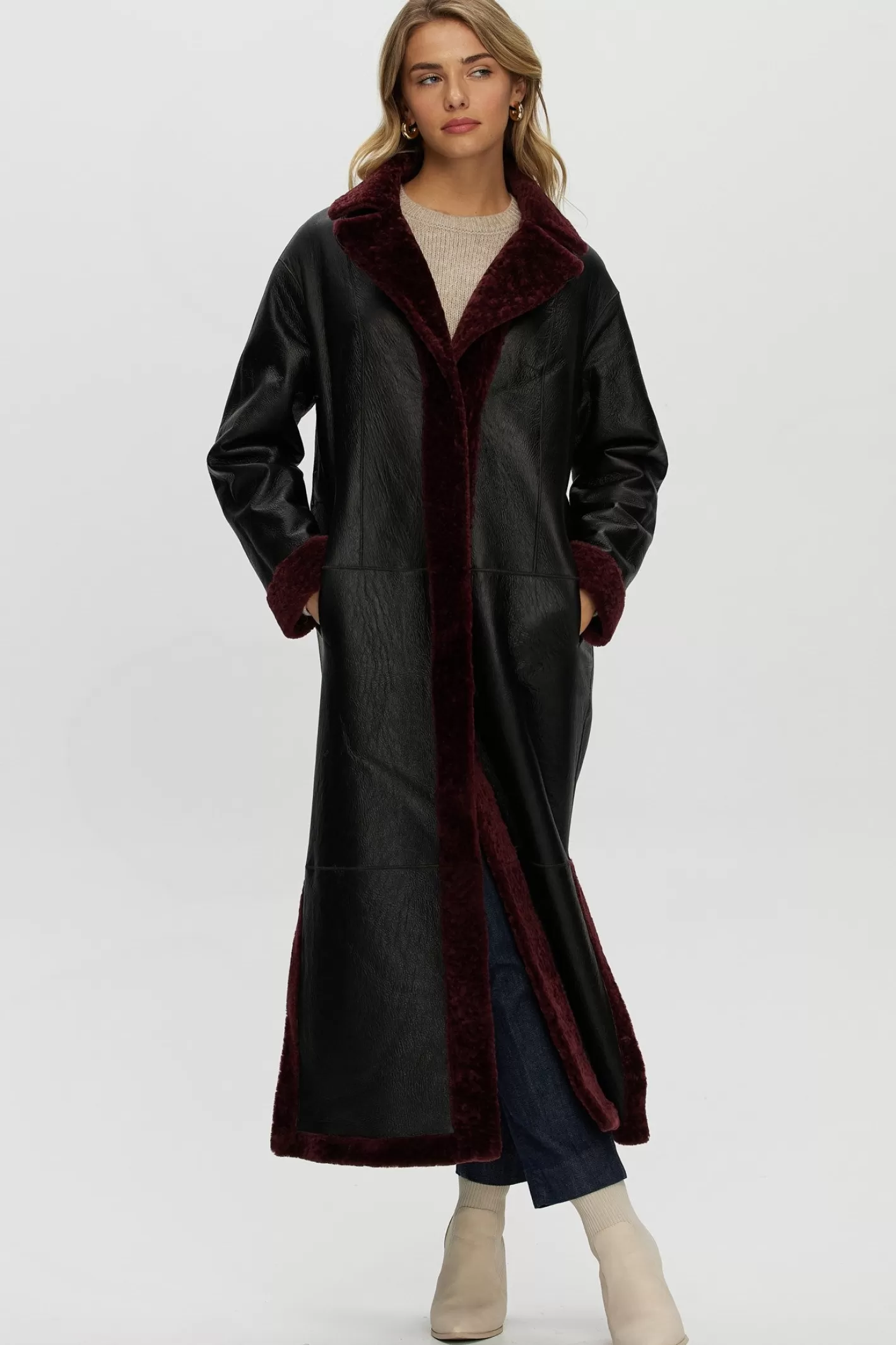 Manteau réversible en agneau shearling élégant avec fentes latérales ajustables et ceinture assortie - Collection exclusive Maison GORSKI Montréal