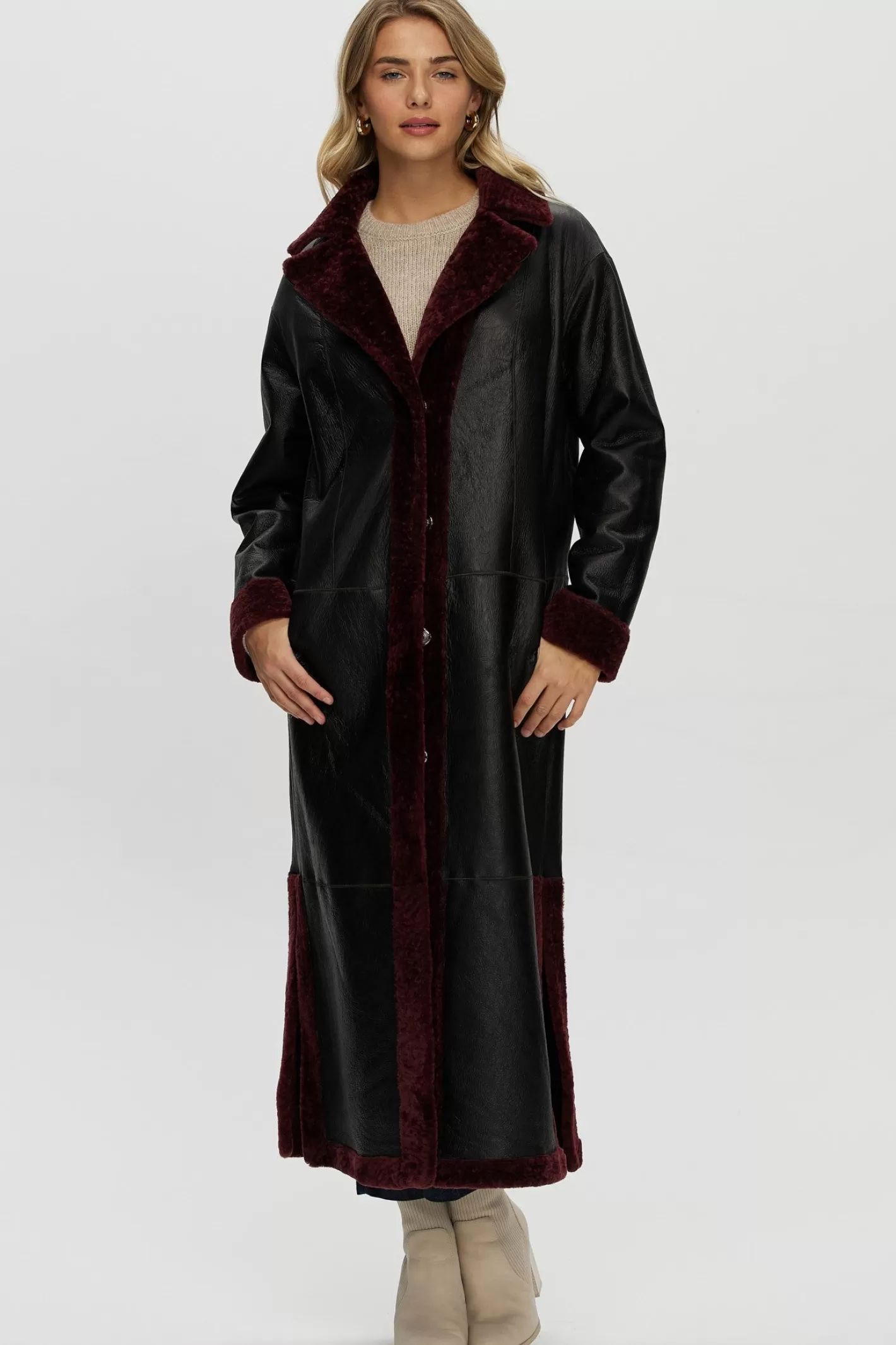 Manteau réversible en agneau shearling élégant avec fentes latérales ajustables et ceinture assortie - Collection exclusive Maison GORSKI Montréal