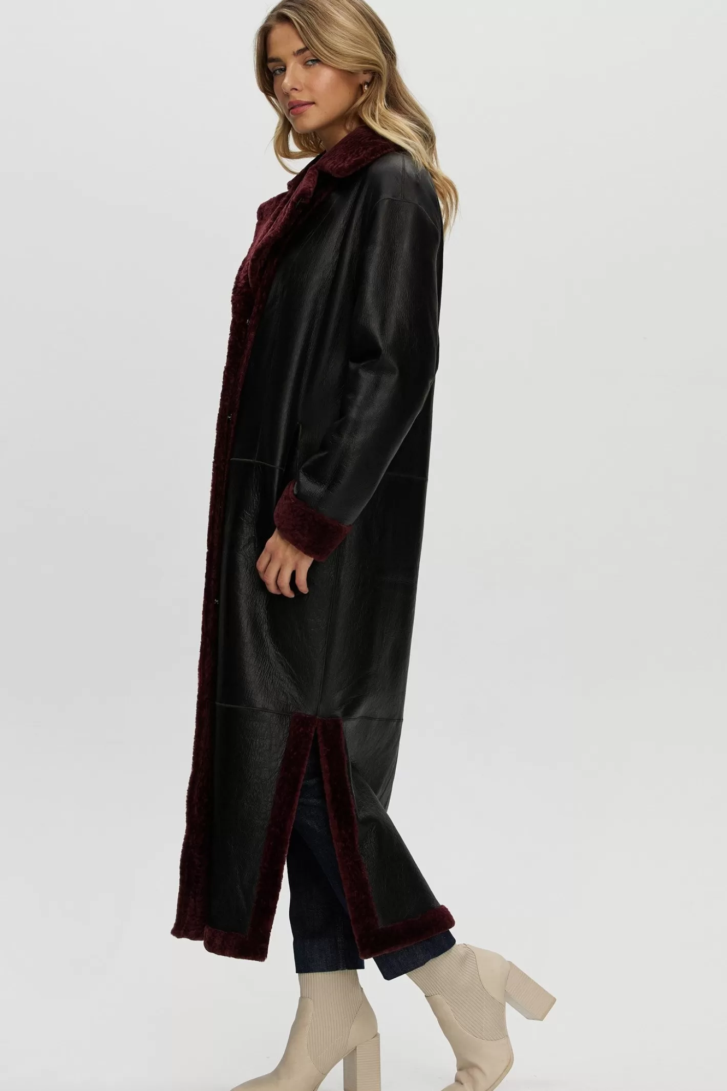 Manteau réversible en agneau shearling élégant avec fentes latérales ajustables et ceinture assortie - Collection exclusive Maison GORSKI Montréal