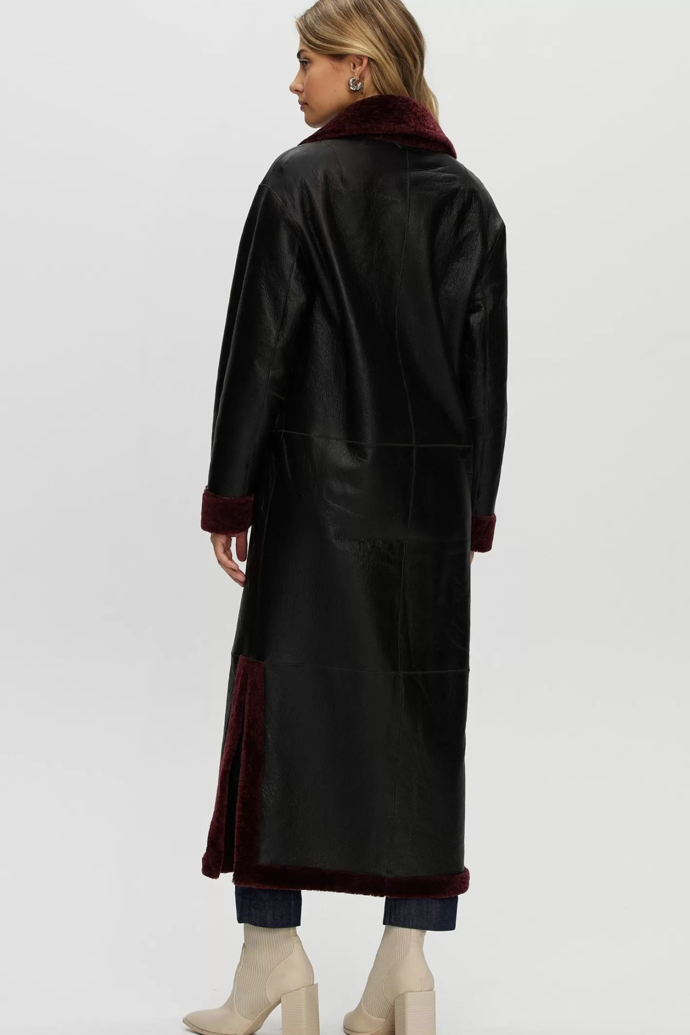 Manteau réversible en agneau shearling élégant avec fentes latérales ajustables et ceinture assortie - Collection exclusive Maison GORSKI Montréal