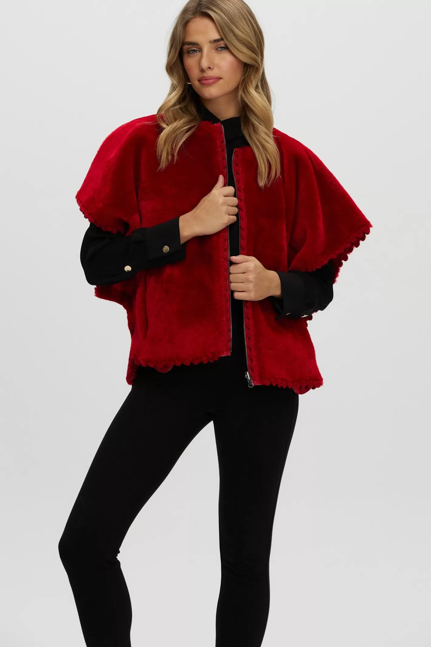 Veste réversible GORSKI Montréal en agneau shearling - Modèle féminin sans col avec broderies artisanales
