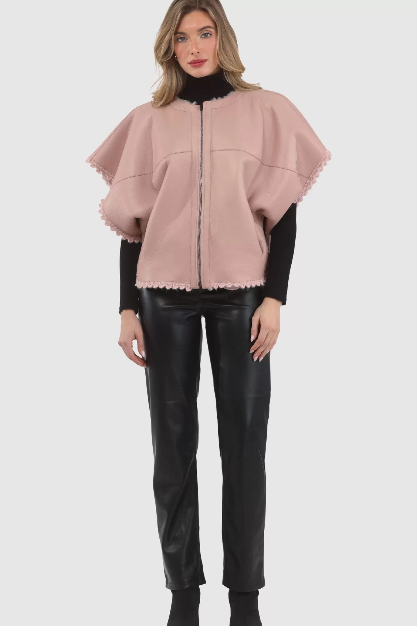 Veste réversible GORSKI Montréal en agneau shearling - Modèle féminin sans col avec broderies artisanales