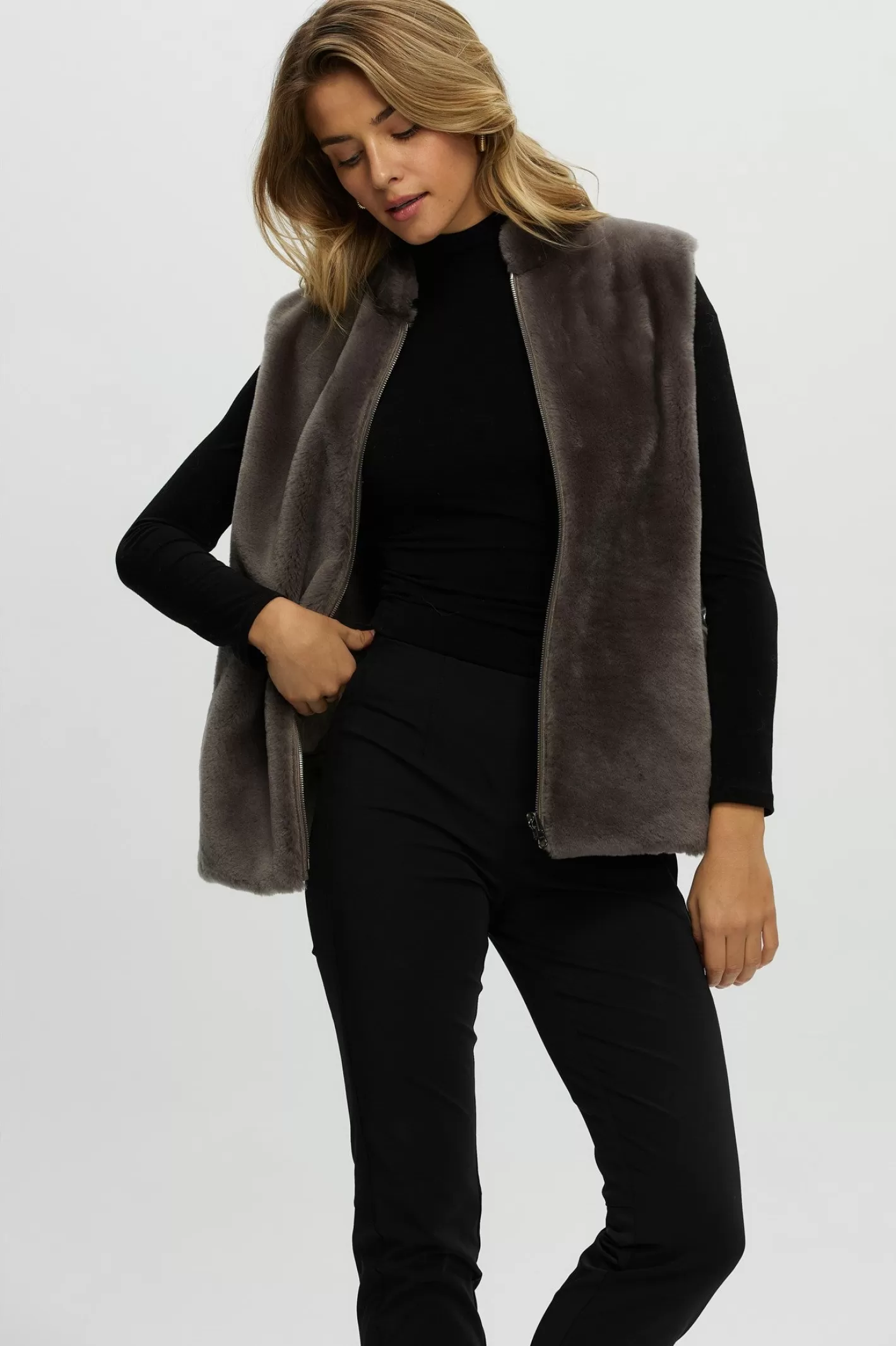 GORSKI Élégance Urbaine : Veste Réversible Femme en Agneau Shearling et Cachemire Loro Piana – Doudoune Matelassée Collection Montréal