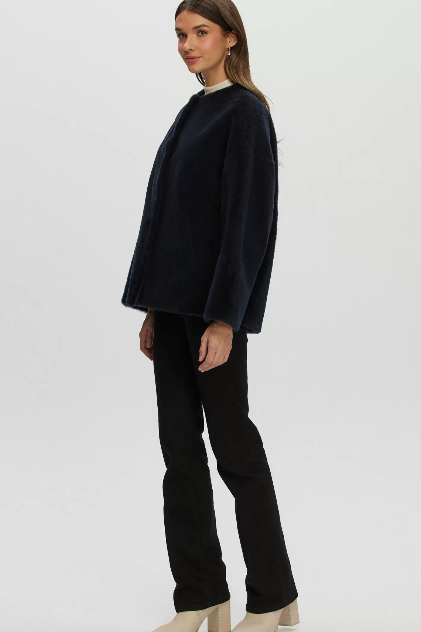 Doudoune réversible femme en agneau shearling - Design Montréal par GORSKI (Sans col, coupe ajustée) 

J'ai opté pour une structure syntaxique naturelle en français avec : 
1. Terme familier 