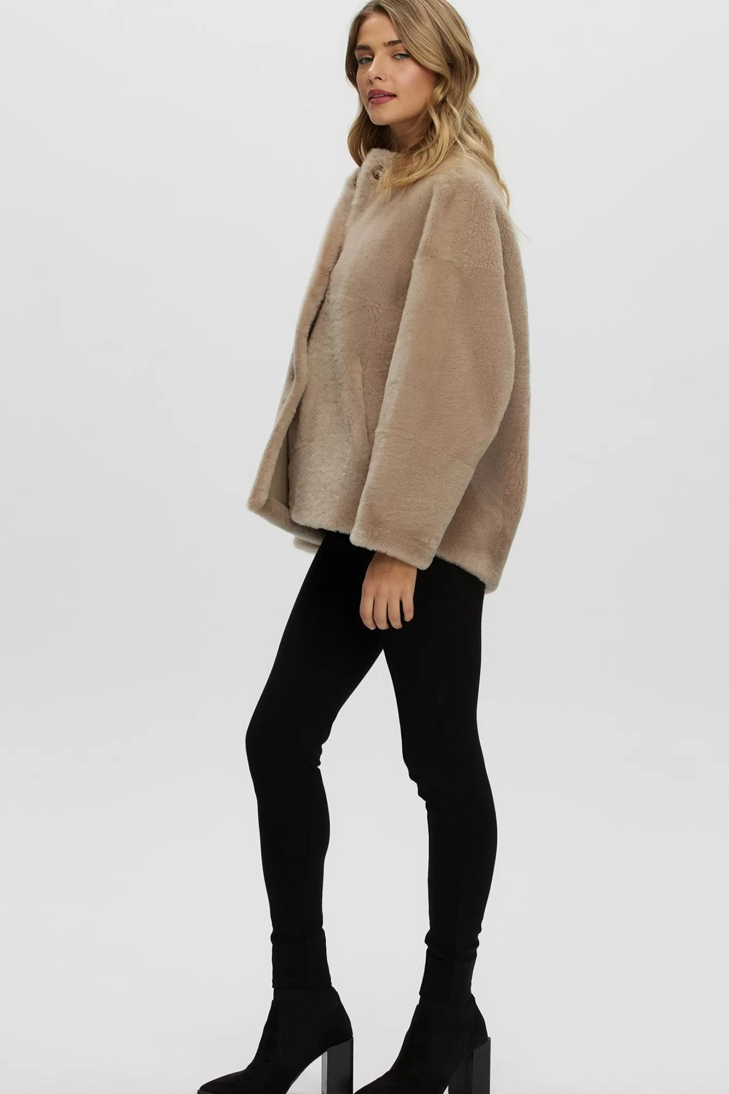 Doudoune réversible femme en agneau shearling - Design Montréal par GORSKI (Sans col, coupe ajustée) 

J'ai opté pour une structure syntaxique naturelle en français avec : 
1. Terme familier 