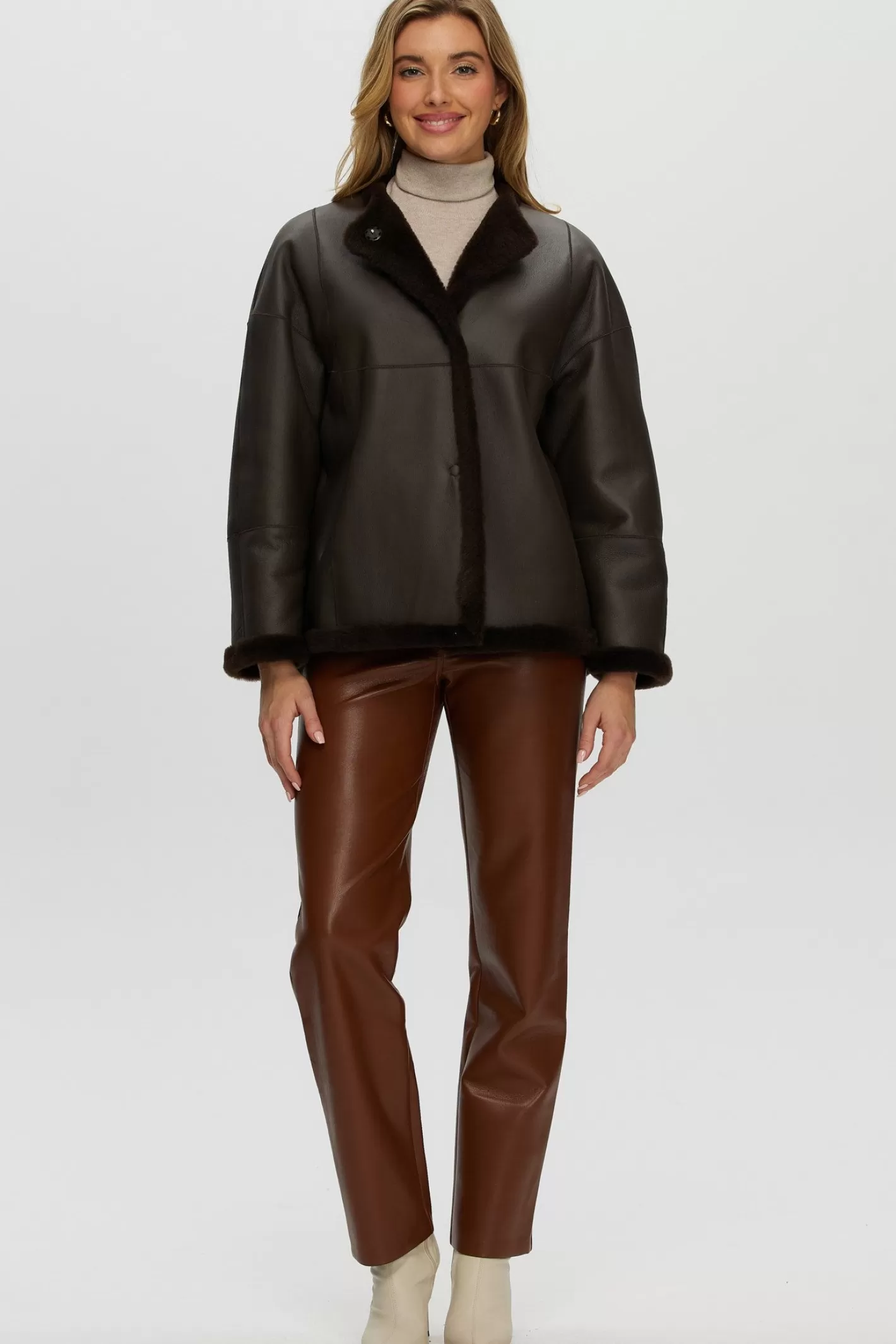 Doudoune réversible femme en agneau shearling - Design Montréal par GORSKI (Sans col, coupe ajustée) 

J'ai opté pour une structure syntaxique naturelle en français avec : 
1. Terme familier 