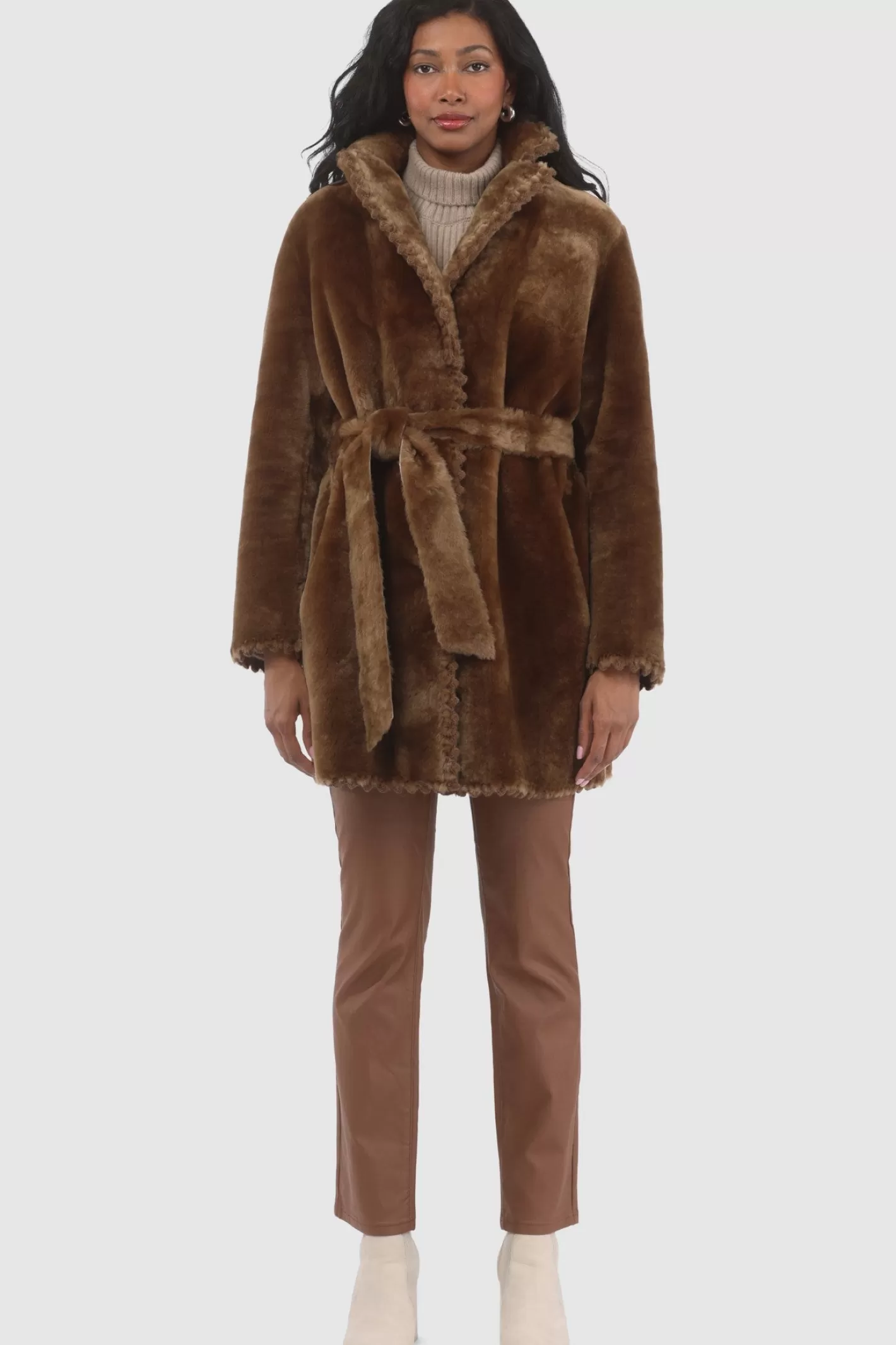 Veste réversible femme en agneau sherpa – Broderies élégantes et ceinture ajustable | Collection hiver GORSKI Montréal