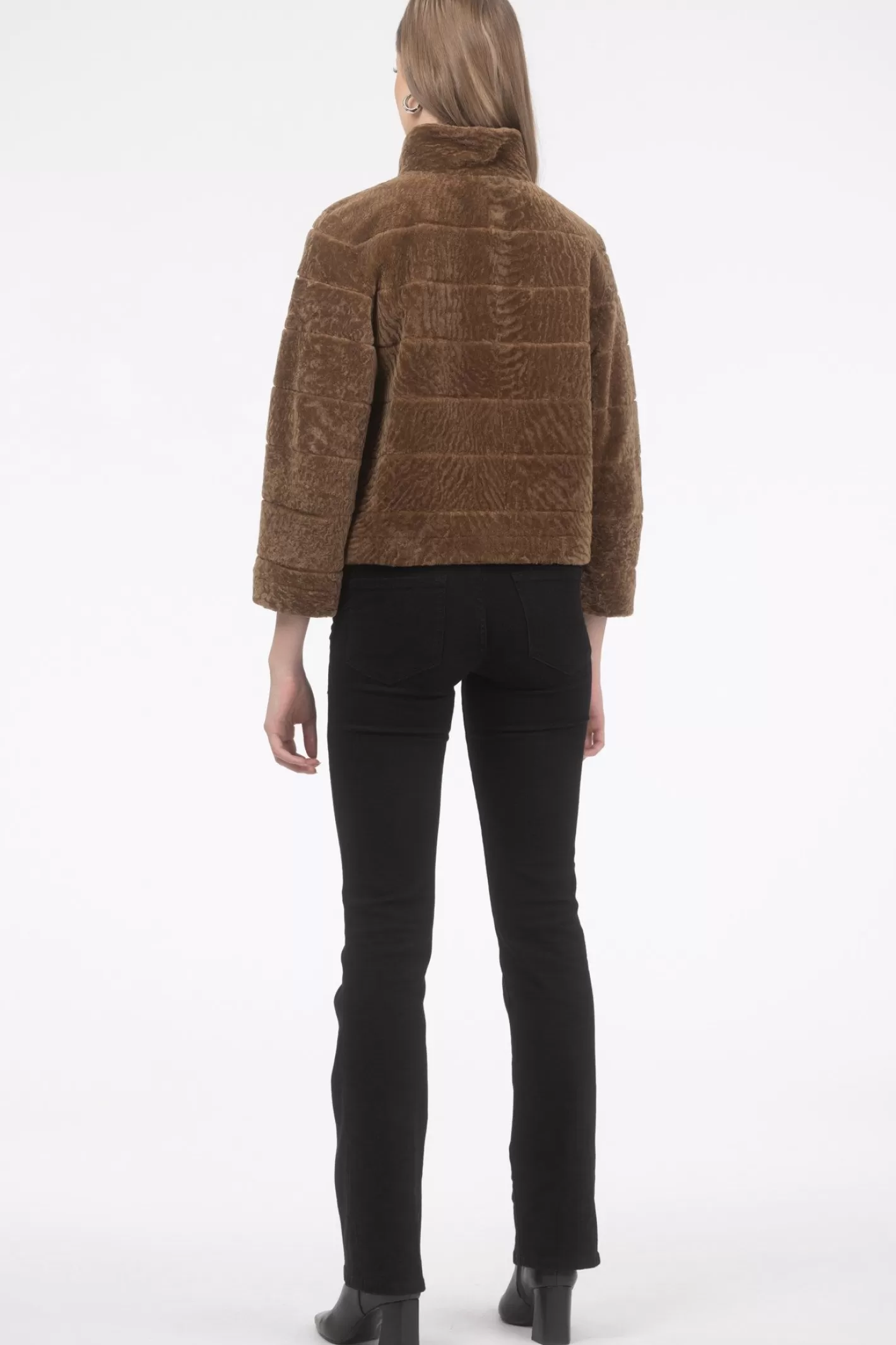 Veste réversible GORSKI - Style Montréalais avec doublure en agneau velouté et manches raccourcies | Conception féminine polyvalente pour un look urbain raffiné