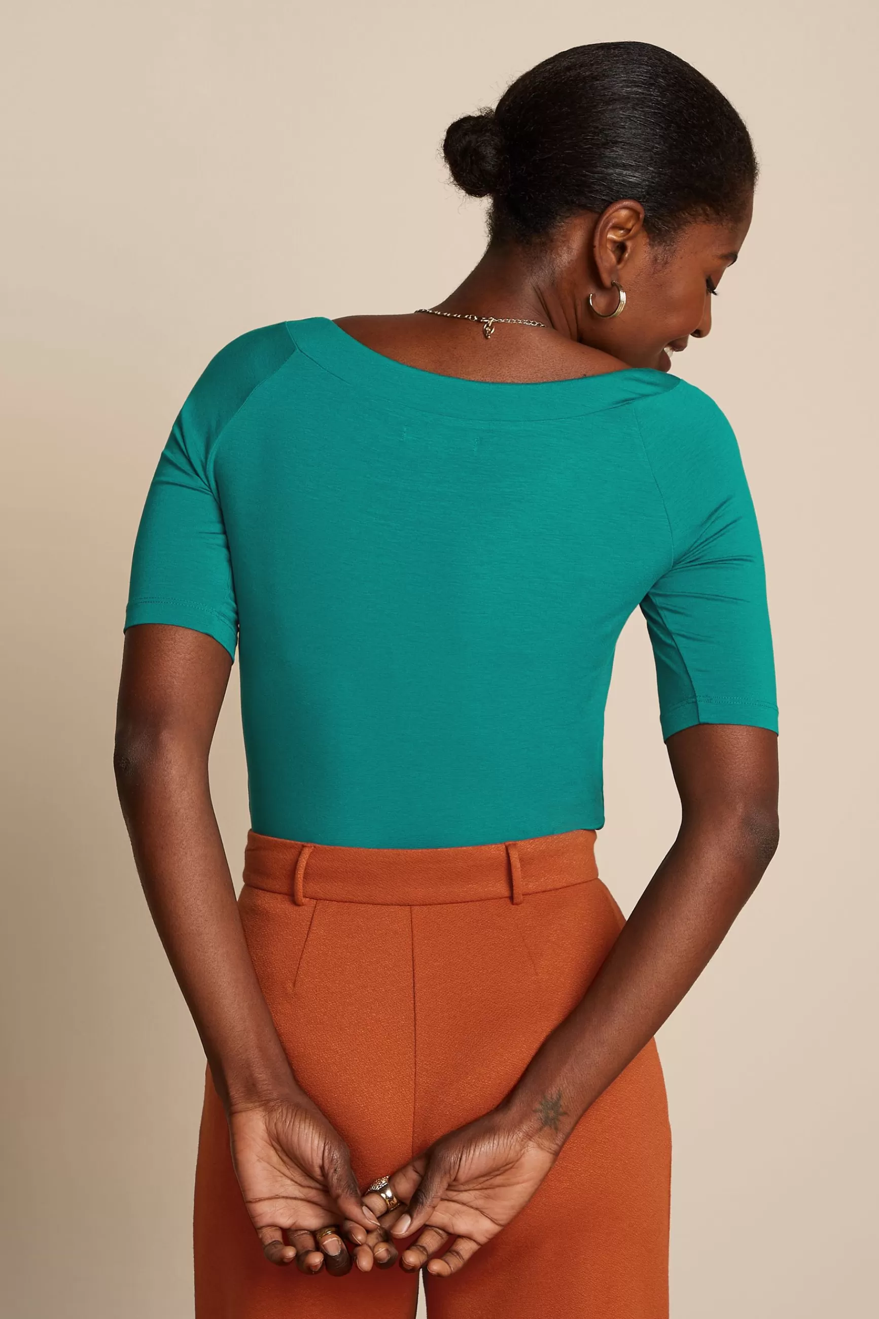 DAMES King Louie - Top Sarah Élégant en Ecovero Léger pour Tenue Responsable

(：，，、，，、)