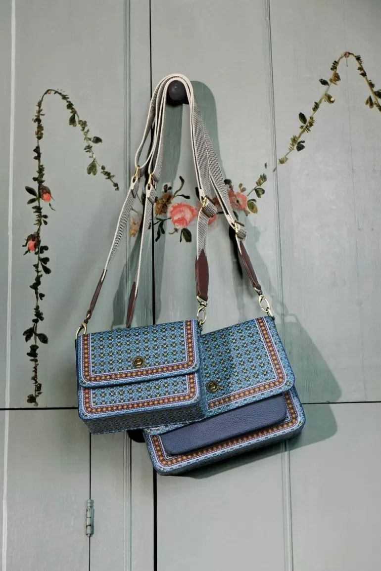 Sac bandoulière imprimé trèfle bleu - Collection bohème Pip Studio 

(Note: J'ai restructuré la titraille en mettant en avant l'élément visuel distinctif (trèfle), précisé le style (bohème), et utilisé une formulation plus engageante typique des descriptifs produits tout en conservant les mots-clés essentiels. La mention 