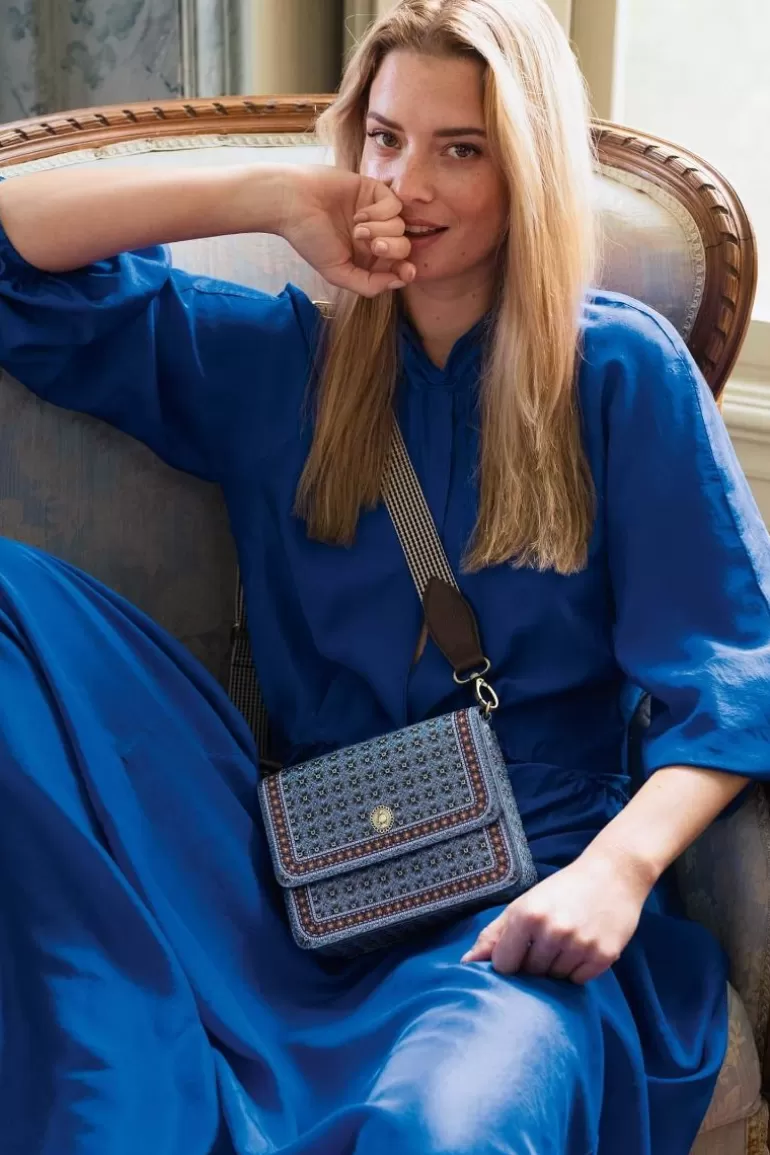 Pip Studio - Pochette Bandoulière Élégante « Trèfle d'Été » Bleu Ciel en Édition Limitée  

(：，