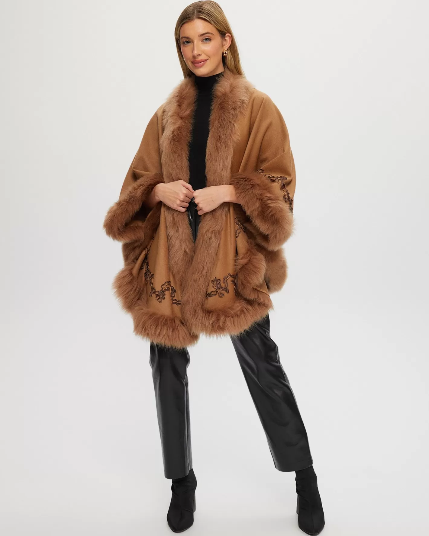 Cape GORSKI Montréal pour femme - Mélange luxueux cachemire et laine mérinos avec parement en agneau Toscane et broderies raffinées - Édition exclusive pour élégance hivernale