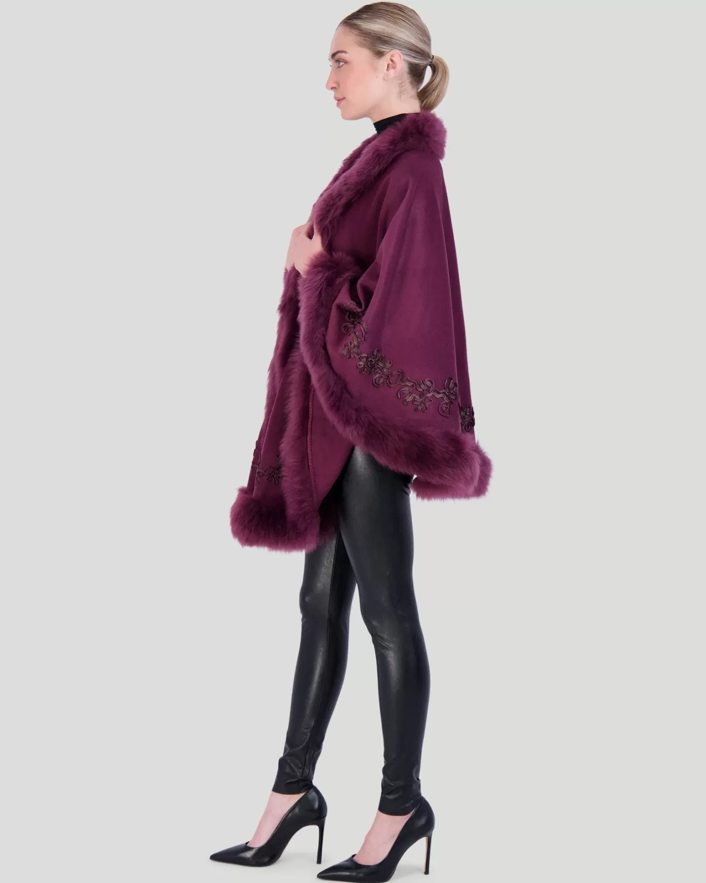 Cape GORSKI Montréal pour femme - Mélange luxueux cachemire et laine mérinos avec parement en agneau Toscane et broderies raffinées - Édition exclusive pour élégance hivernale
