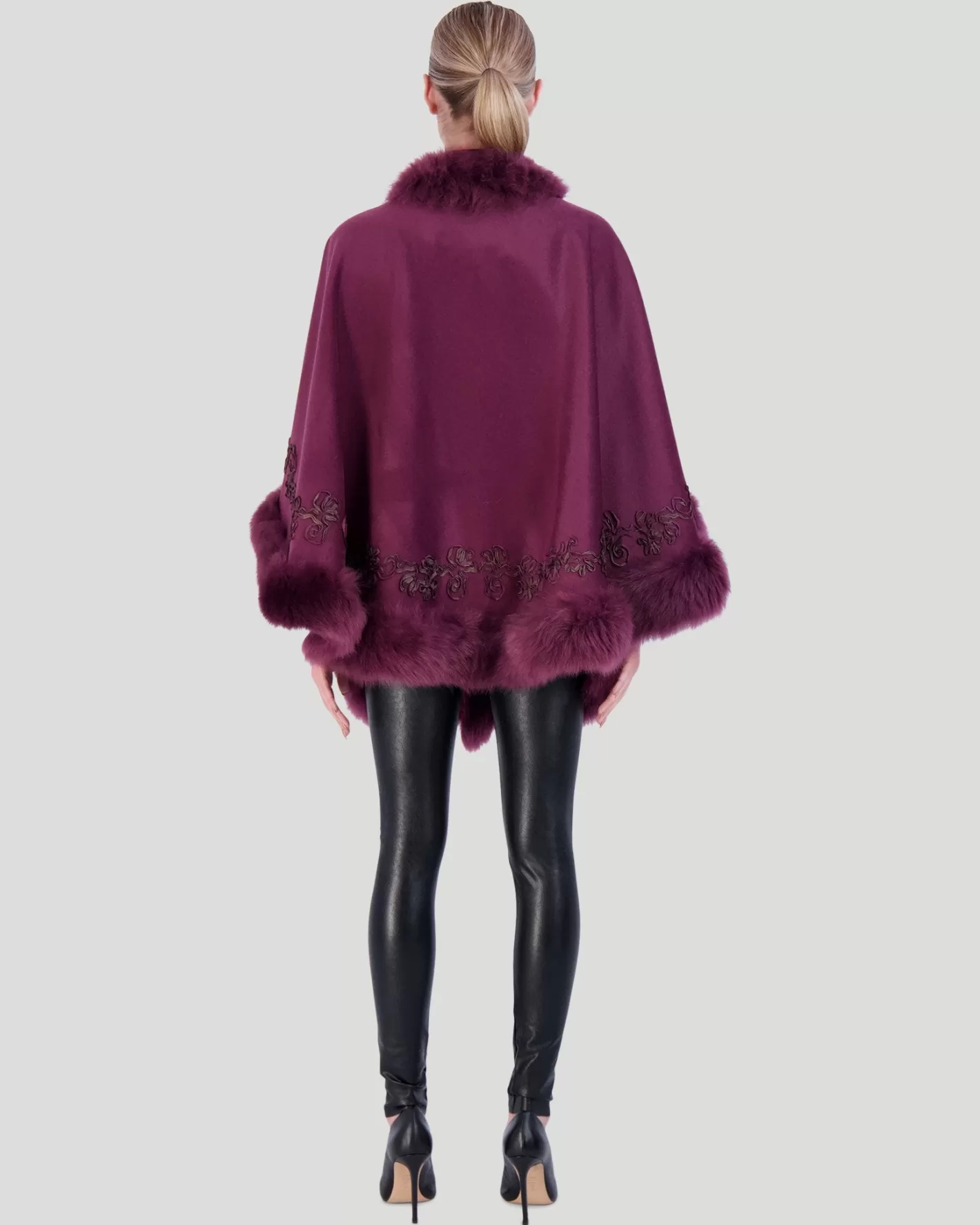 Cape GORSKI Montréal pour femme - Mélange luxueux cachemire et laine mérinos avec parement en agneau Toscane et broderies raffinées - Édition exclusive pour élégance hivernale