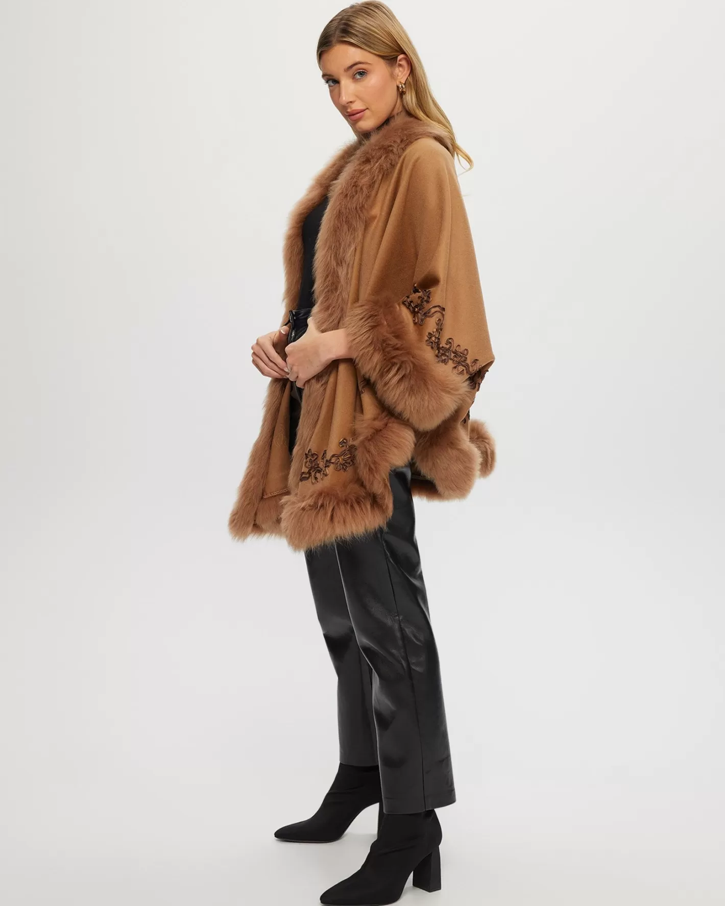 Cape GORSKI Montréal pour femme - Mélange luxueux cachemire et laine mérinos avec parement en agneau Toscane et broderies raffinées - Édition exclusive pour élégance hivernale