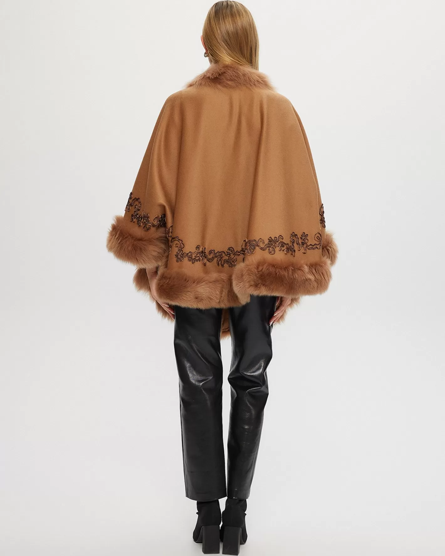 Cape GORSKI Montréal pour femme - Mélange luxueux cachemire et laine mérinos avec parement en agneau Toscane et broderies raffinées - Édition exclusive pour élégance hivernale